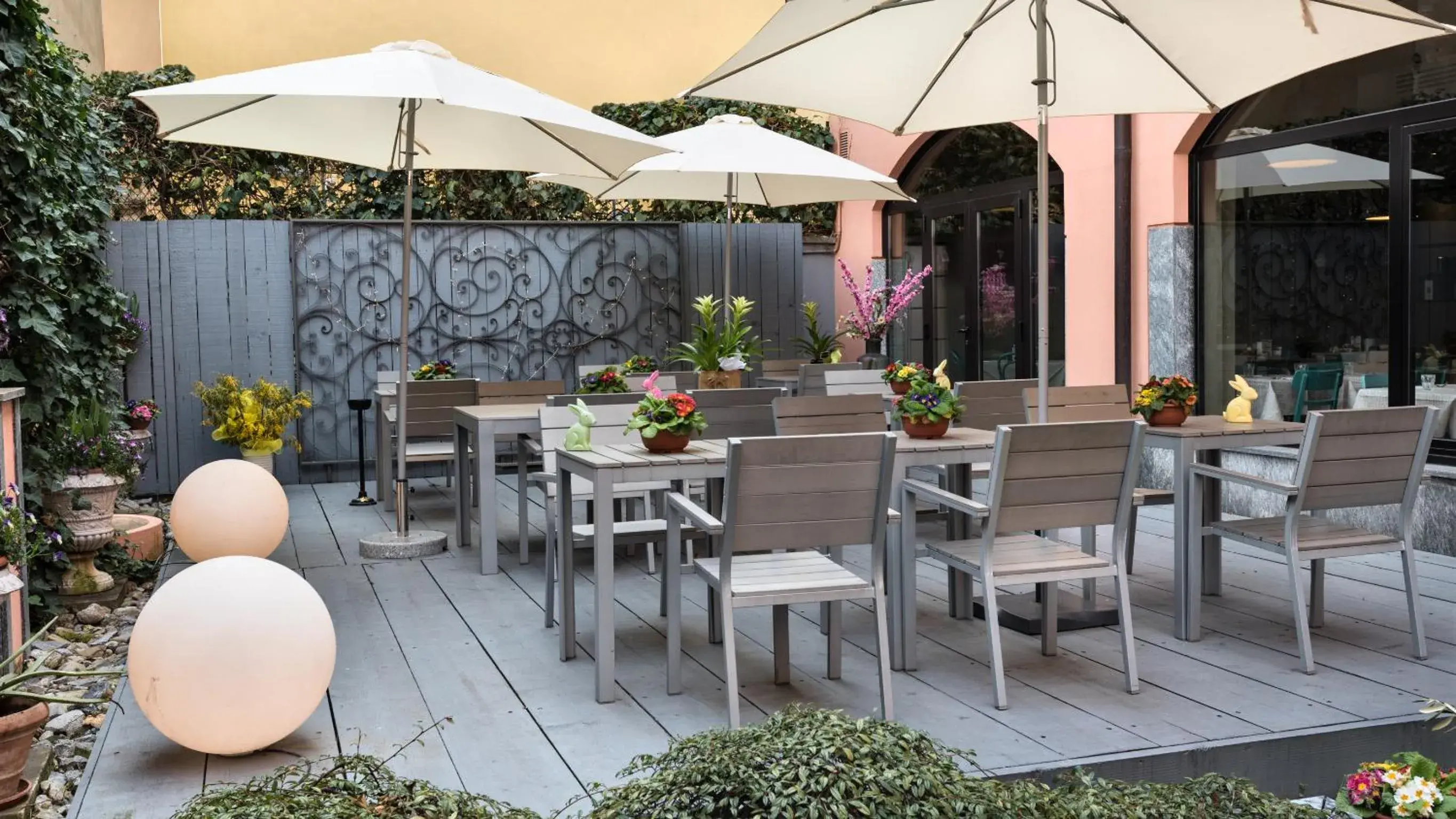 Patio, Restaurant/Places to Eat in Hotel Lombardia