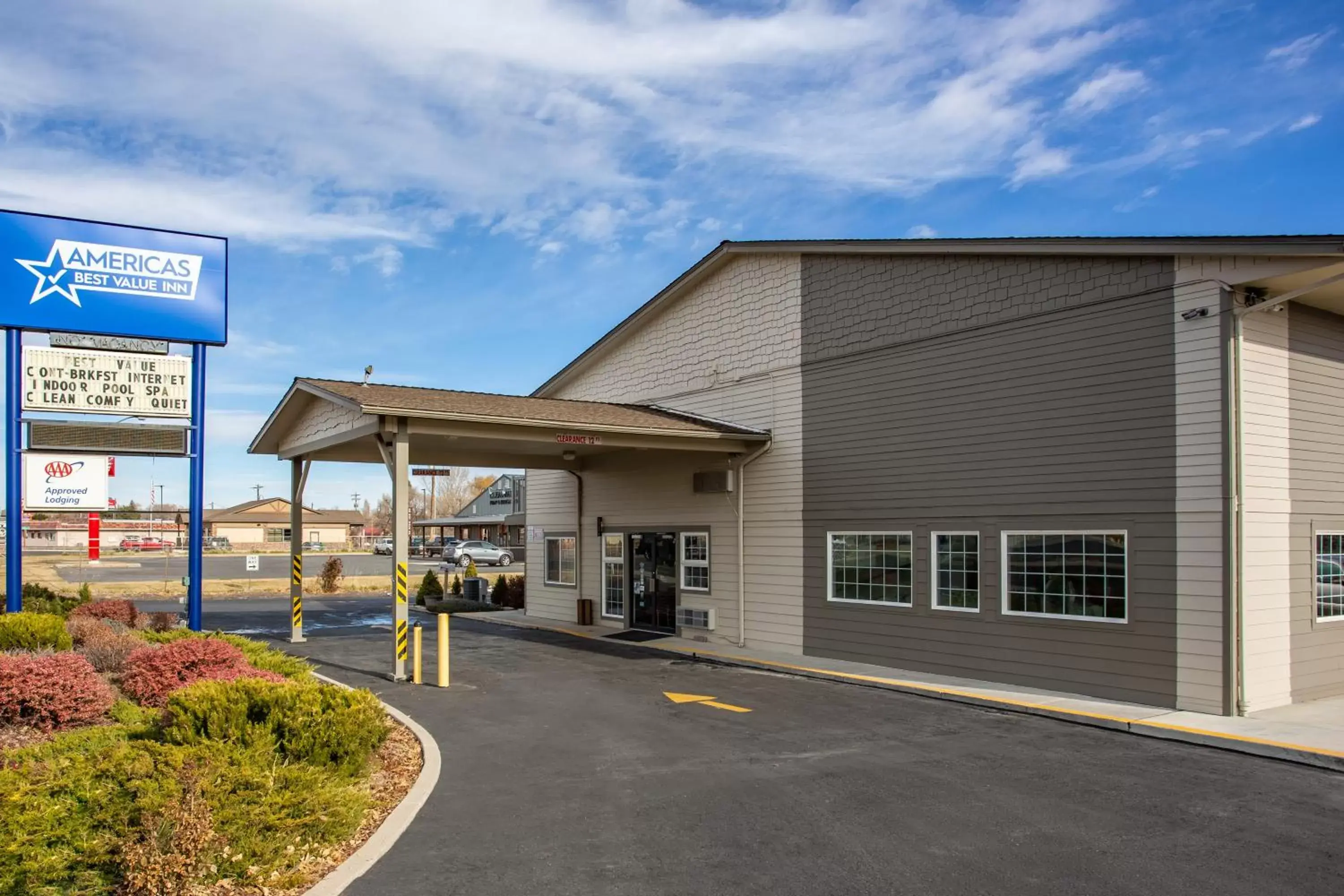 Property building in Americas Best Value Inn Burns Property building in Americas Best Value Inn Burns