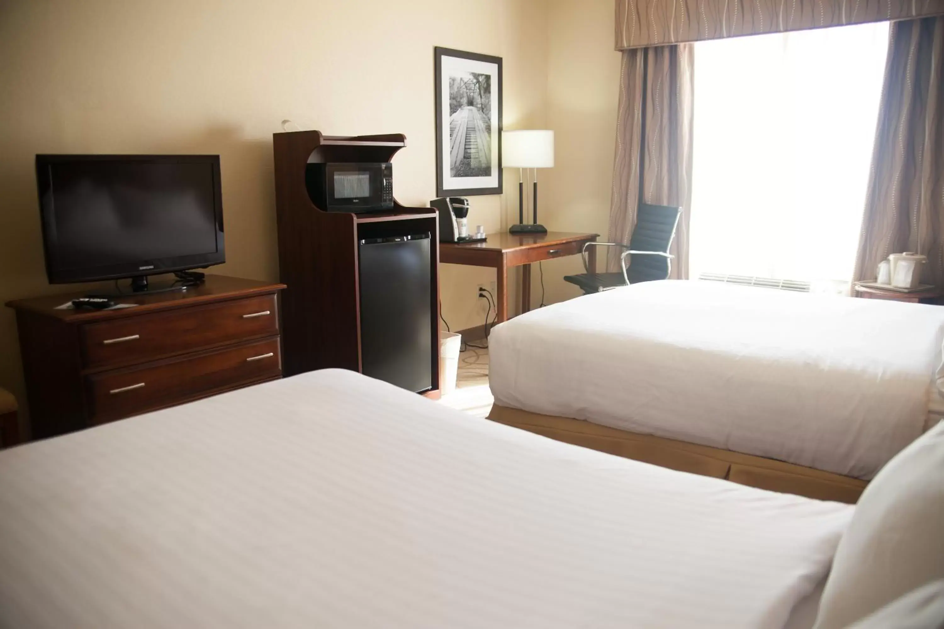 Photo of the whole room, Bed in Holiday Inn Express Hotel & Suites Paragould, an IHG Hotel