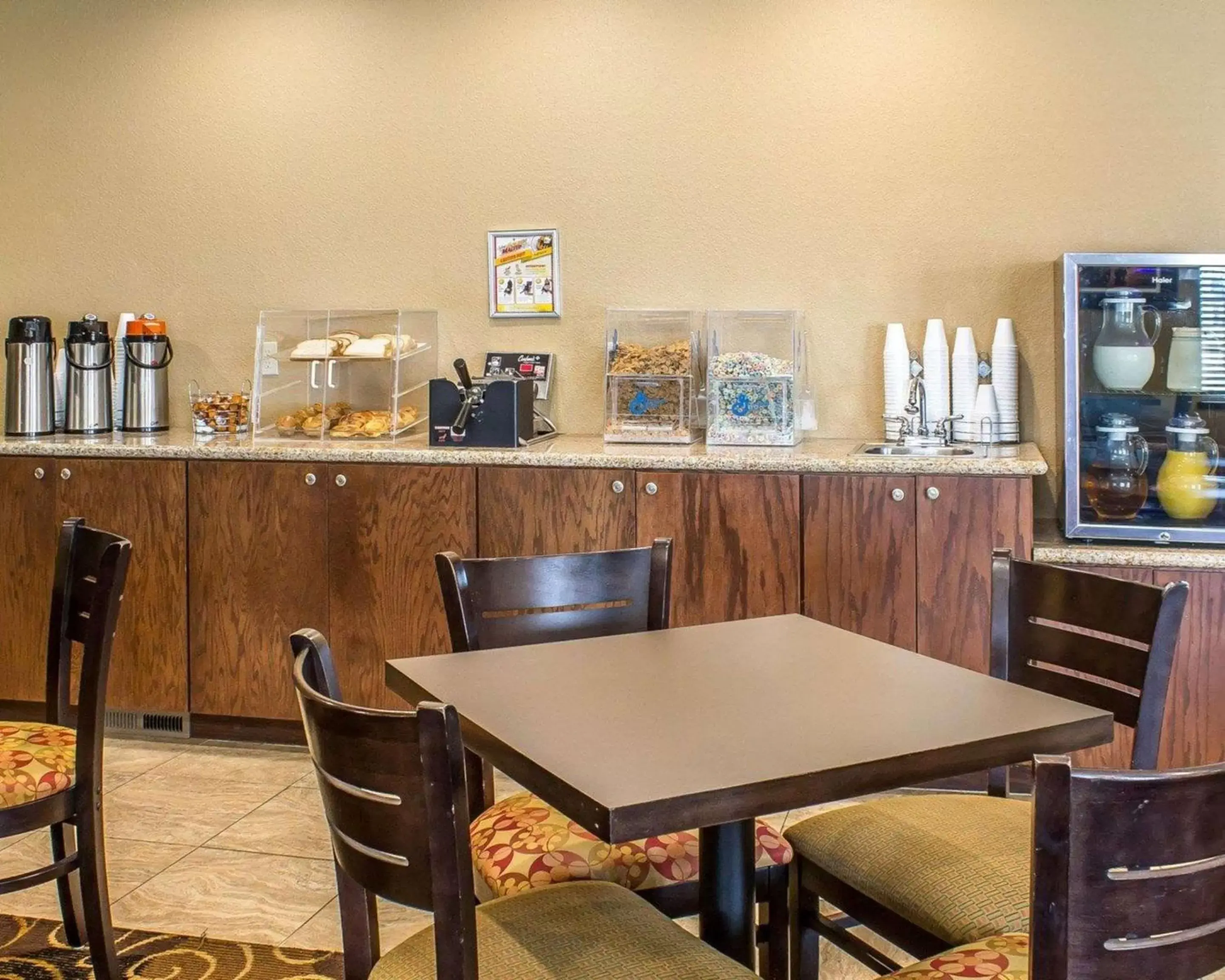 Restaurant/places to eat in Rodeway Inn & Suites near Okoboji Lake Restaurant/places to eat in Rodeway Inn & Suites near Okoboji Lake