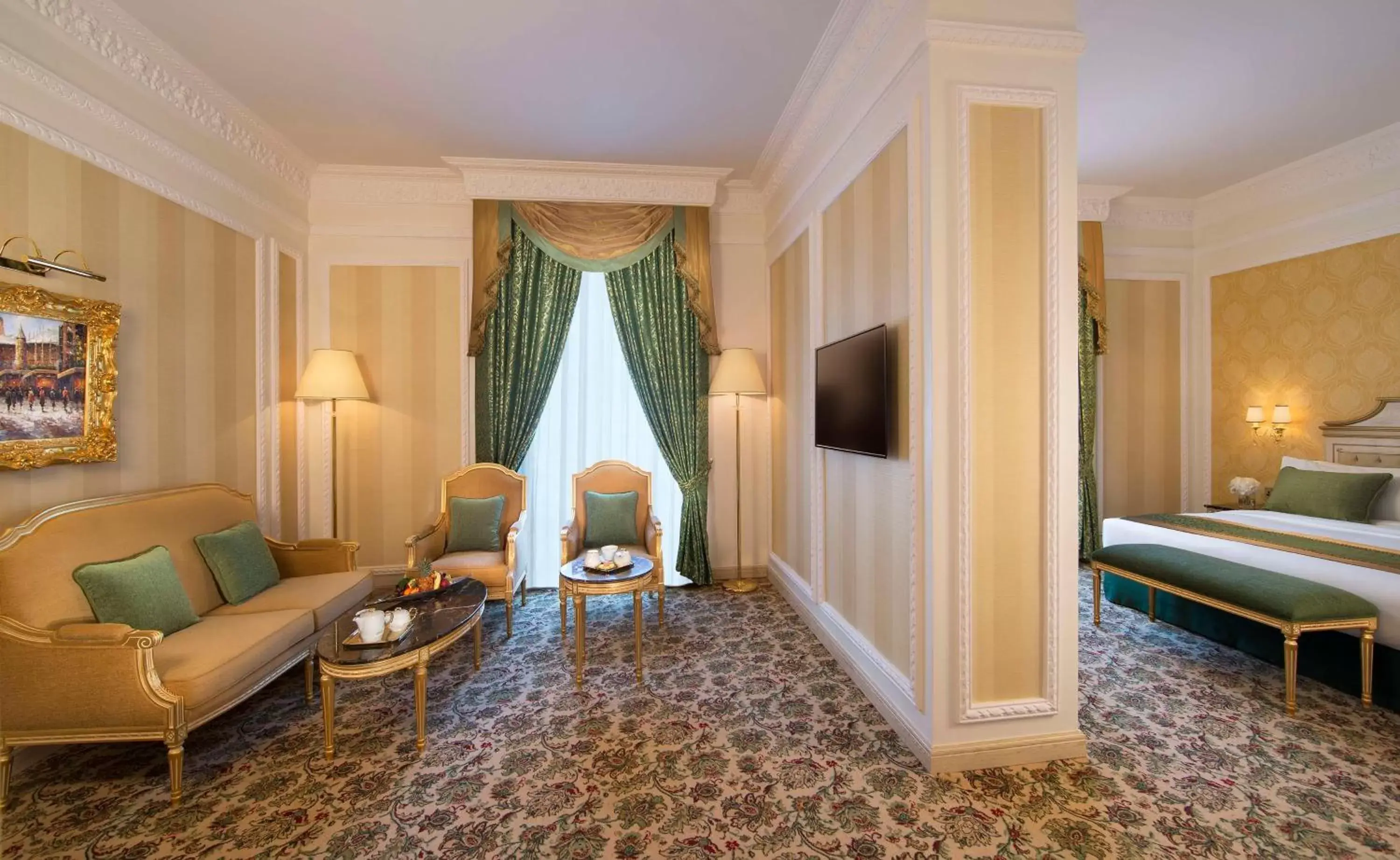 Bed, Seating Area in Royal Rose Hotel