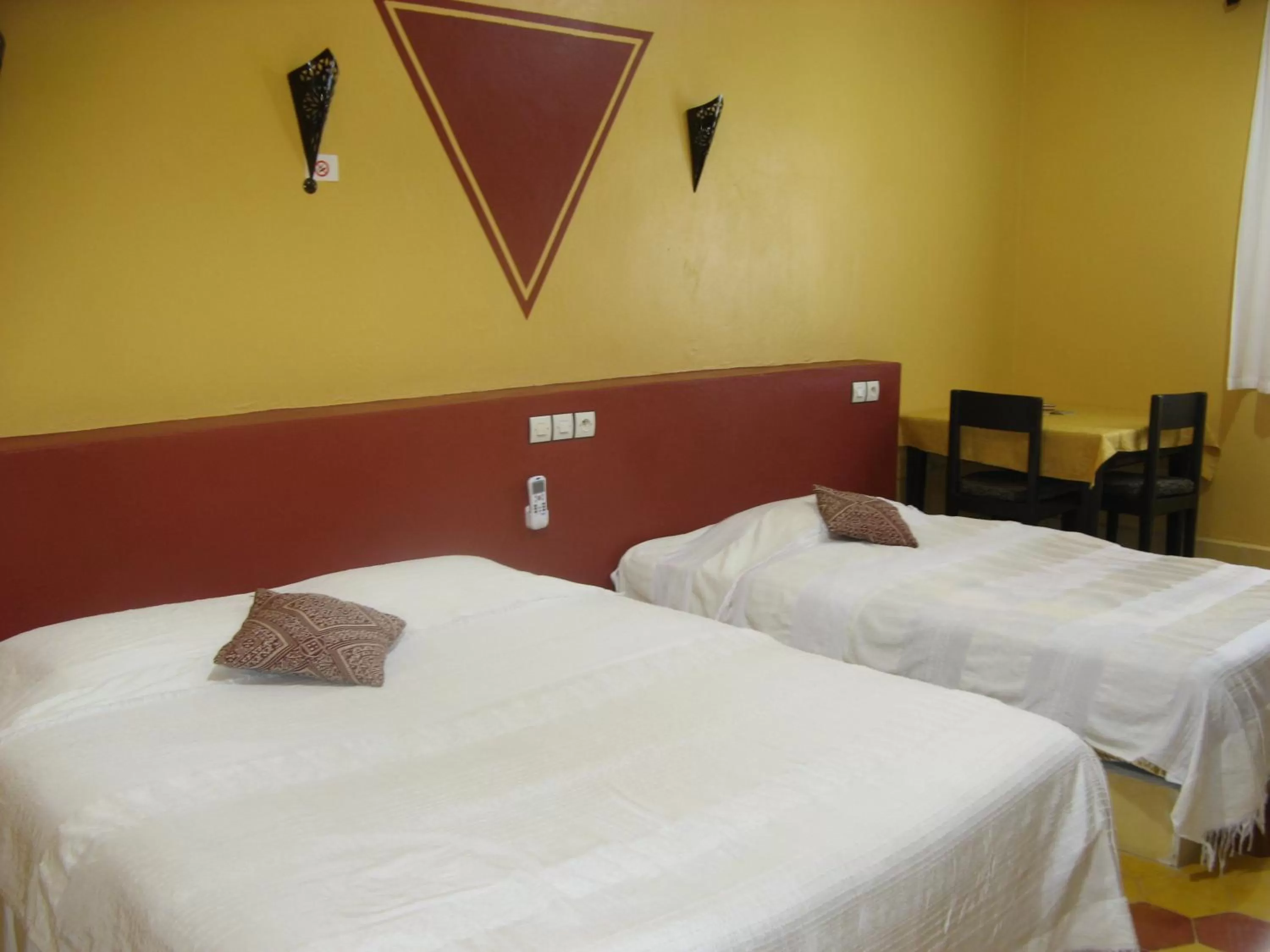 Photo of the whole room, Bed in Auberge Tinit