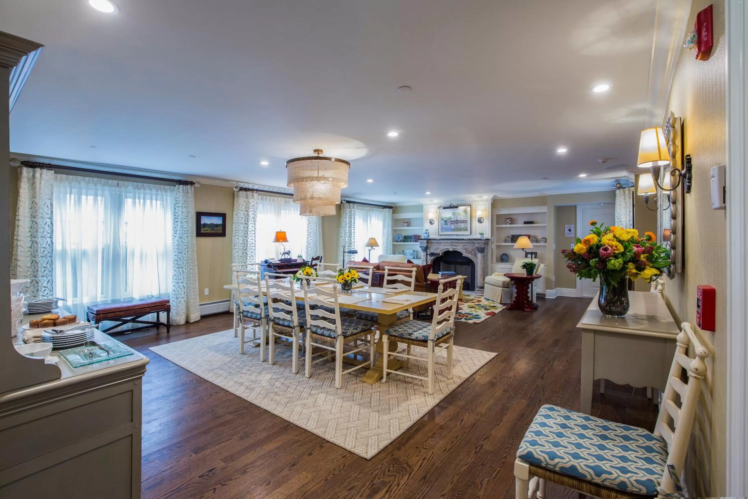 Communal lounge/ TV room in Saybrook Point Resort & Marina