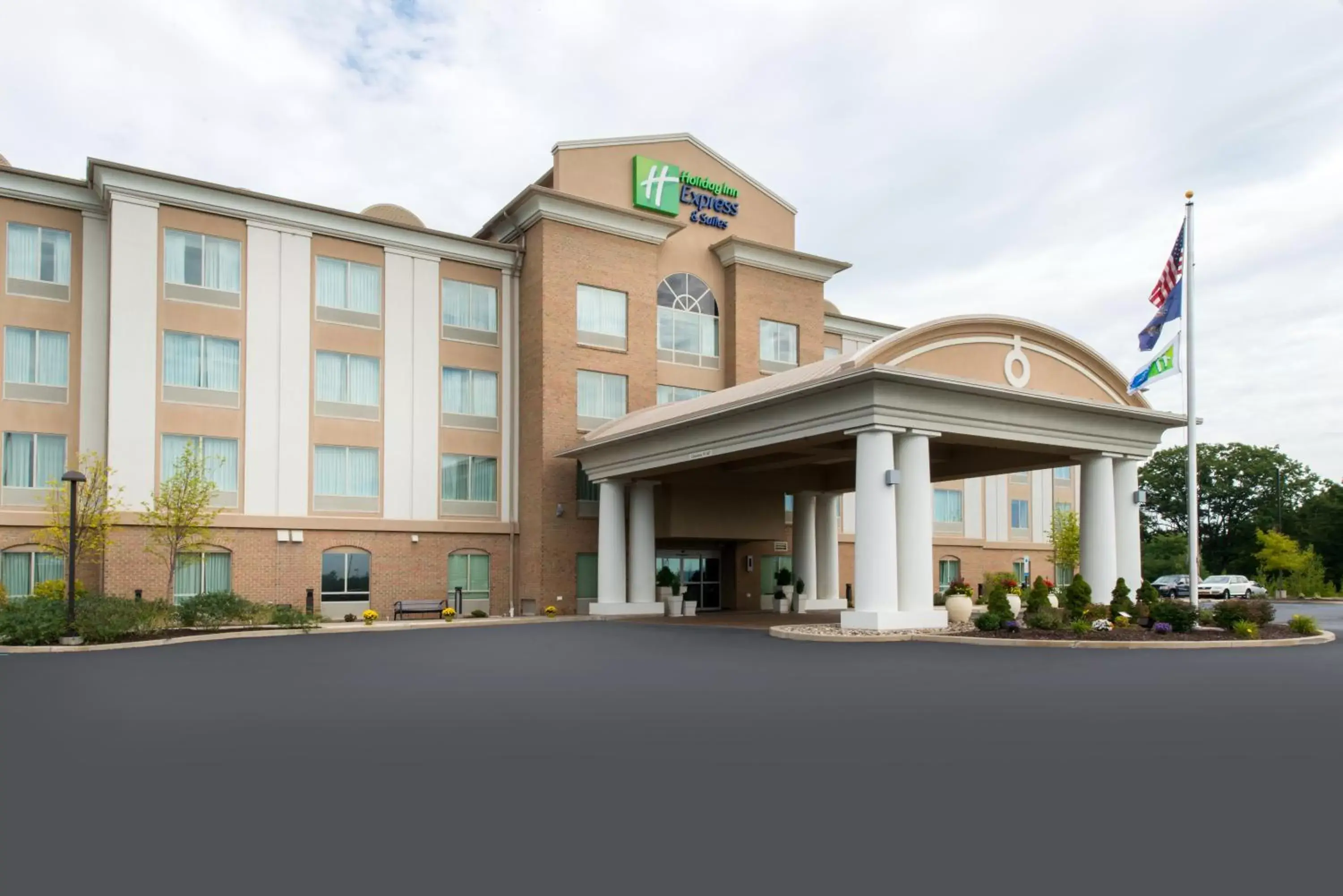 Property Building in Holiday Inn Express and Suites Dickson City, an IHG Hotel