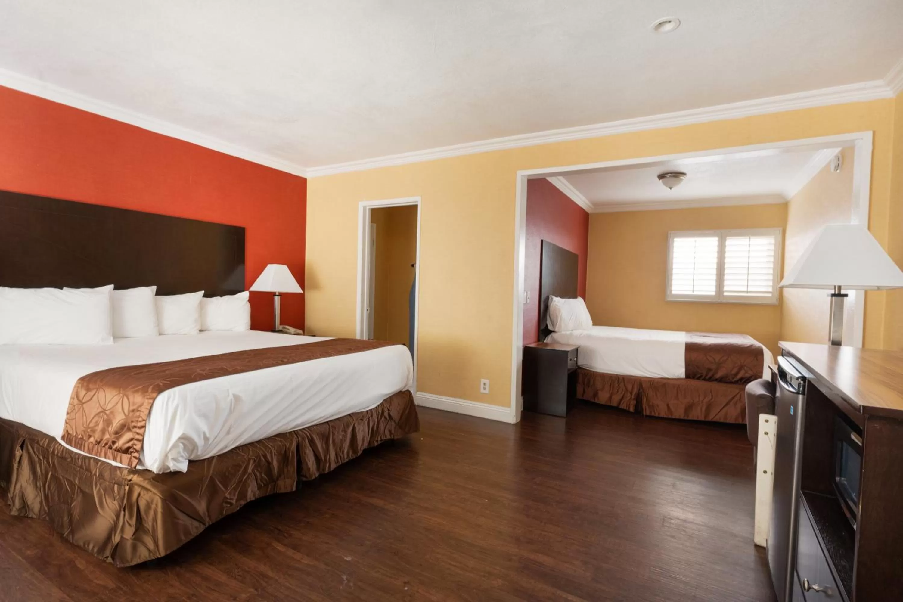 Photo of the whole room, Bed in Americas Best Value Inn & Suites Anaheim