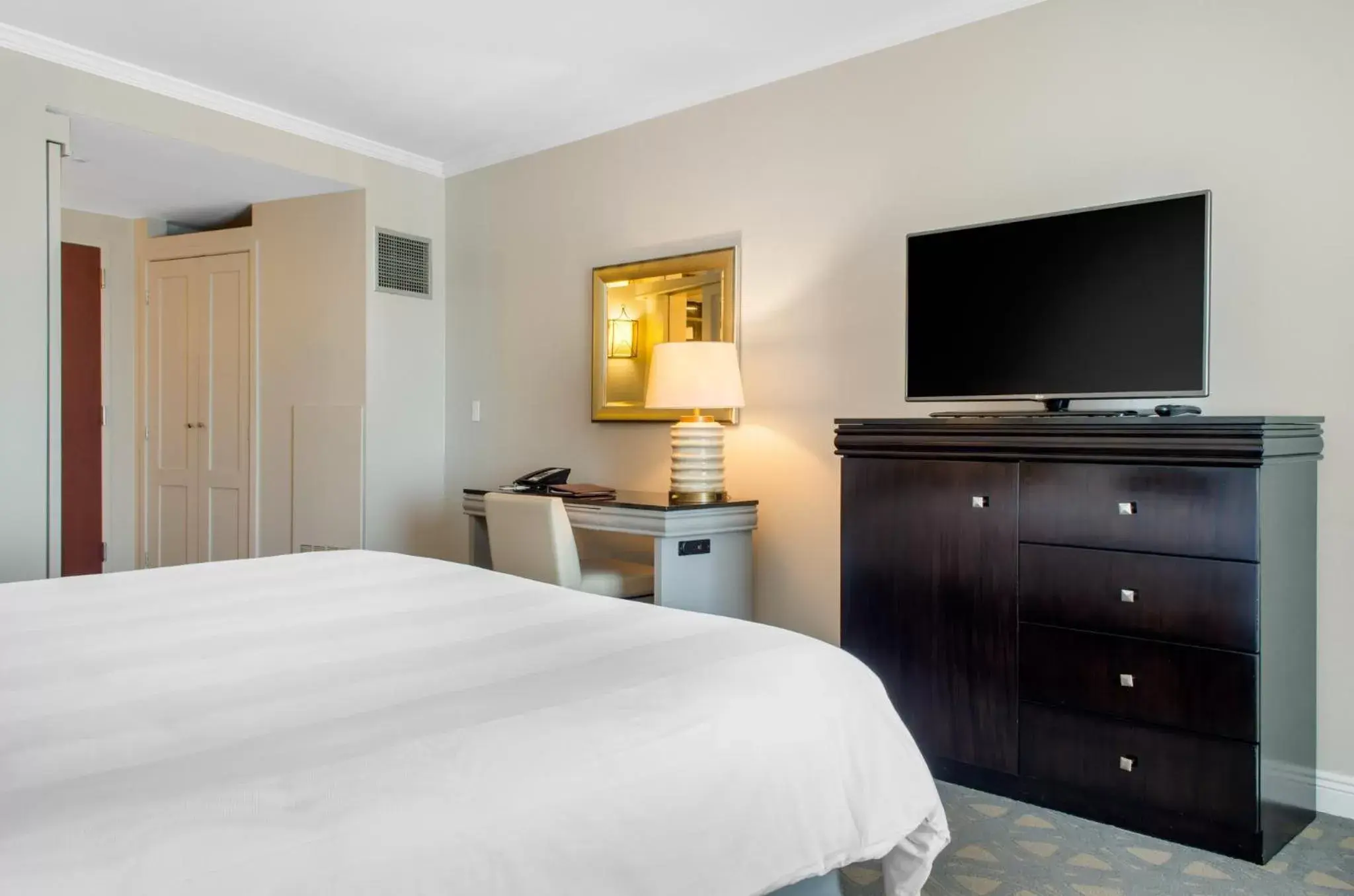 Photo of the whole room, Bed in Omni Riverfront New Orleans