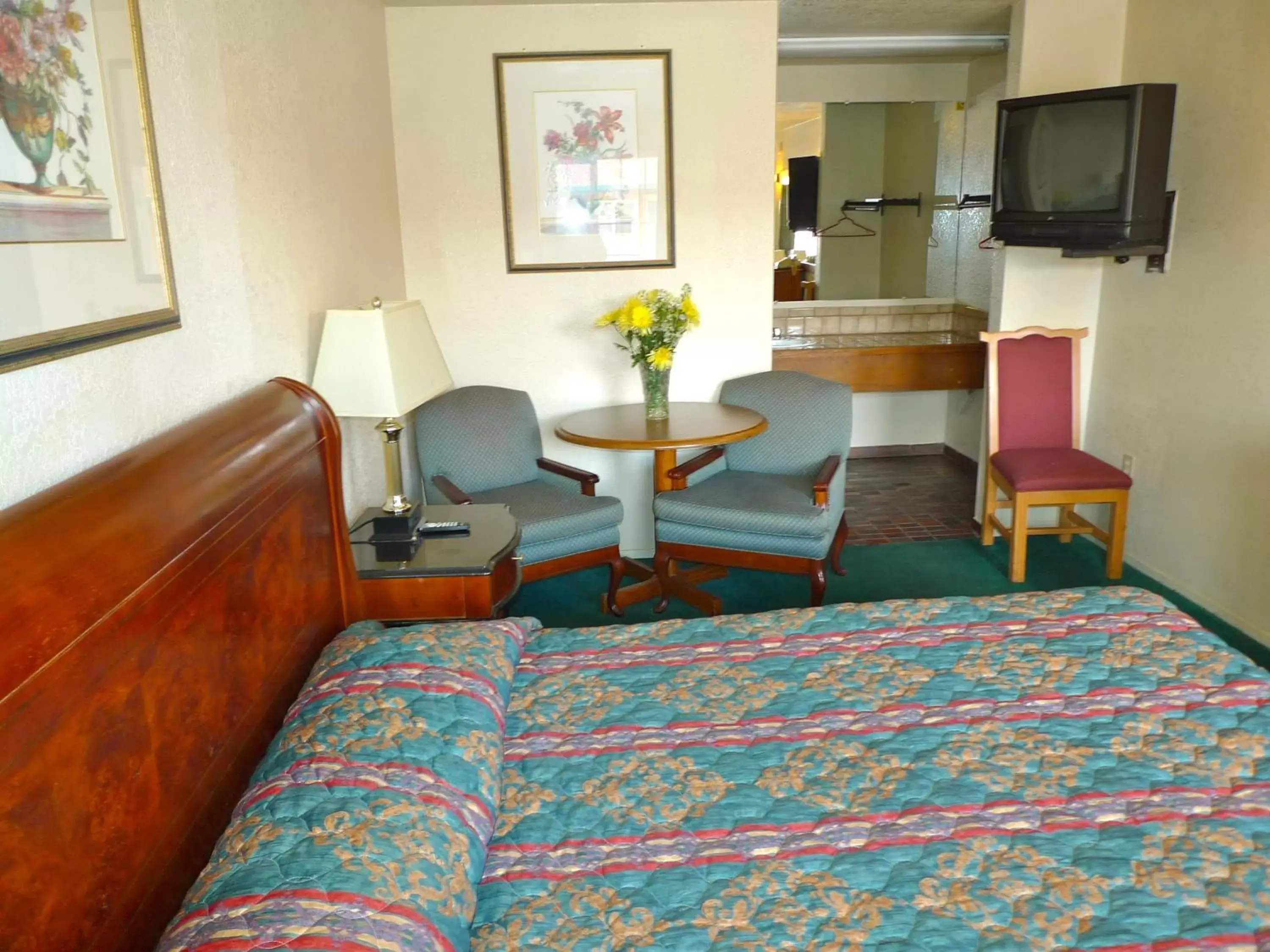 Photo of the whole room, Seating Area in Budget Inn Morgan Hill