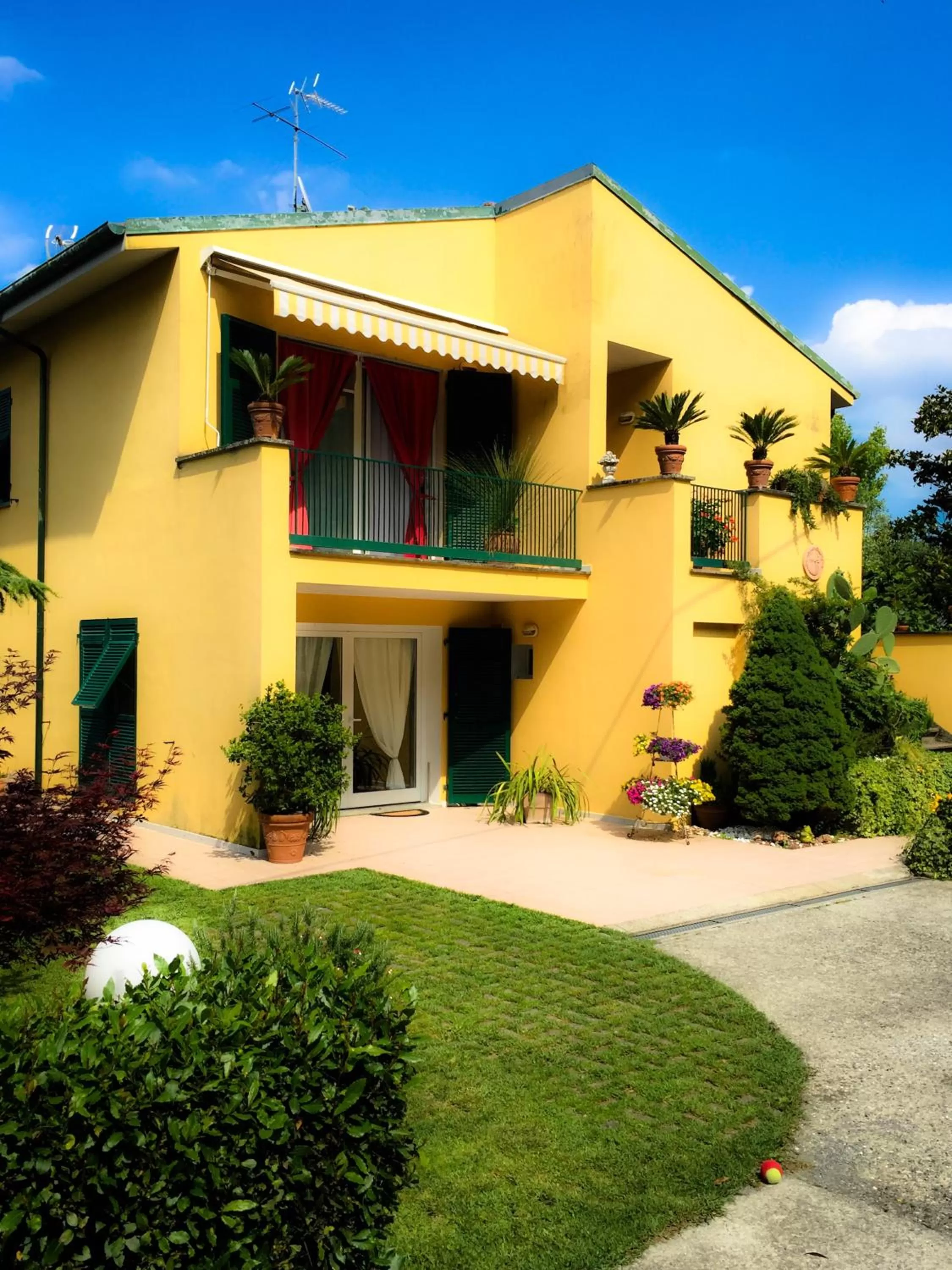 Facade/entrance in Le Pinette