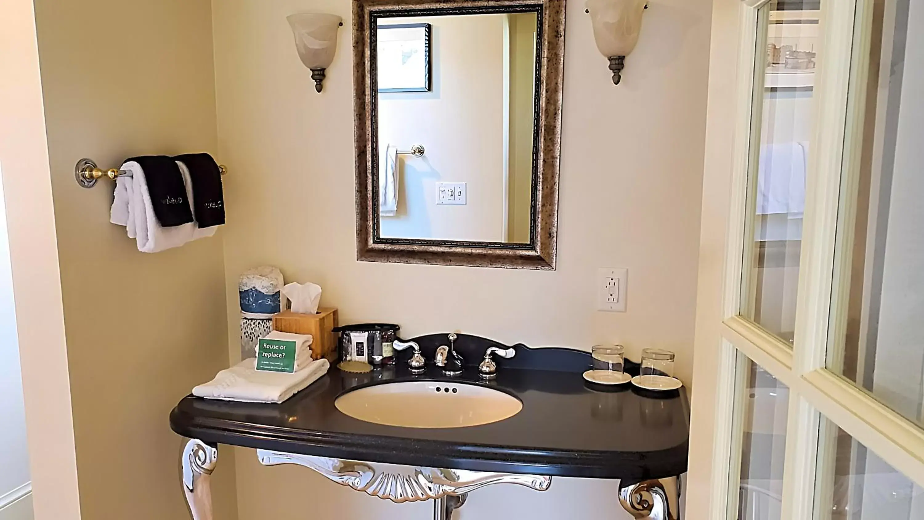 Bathroom in Four Columns Inn