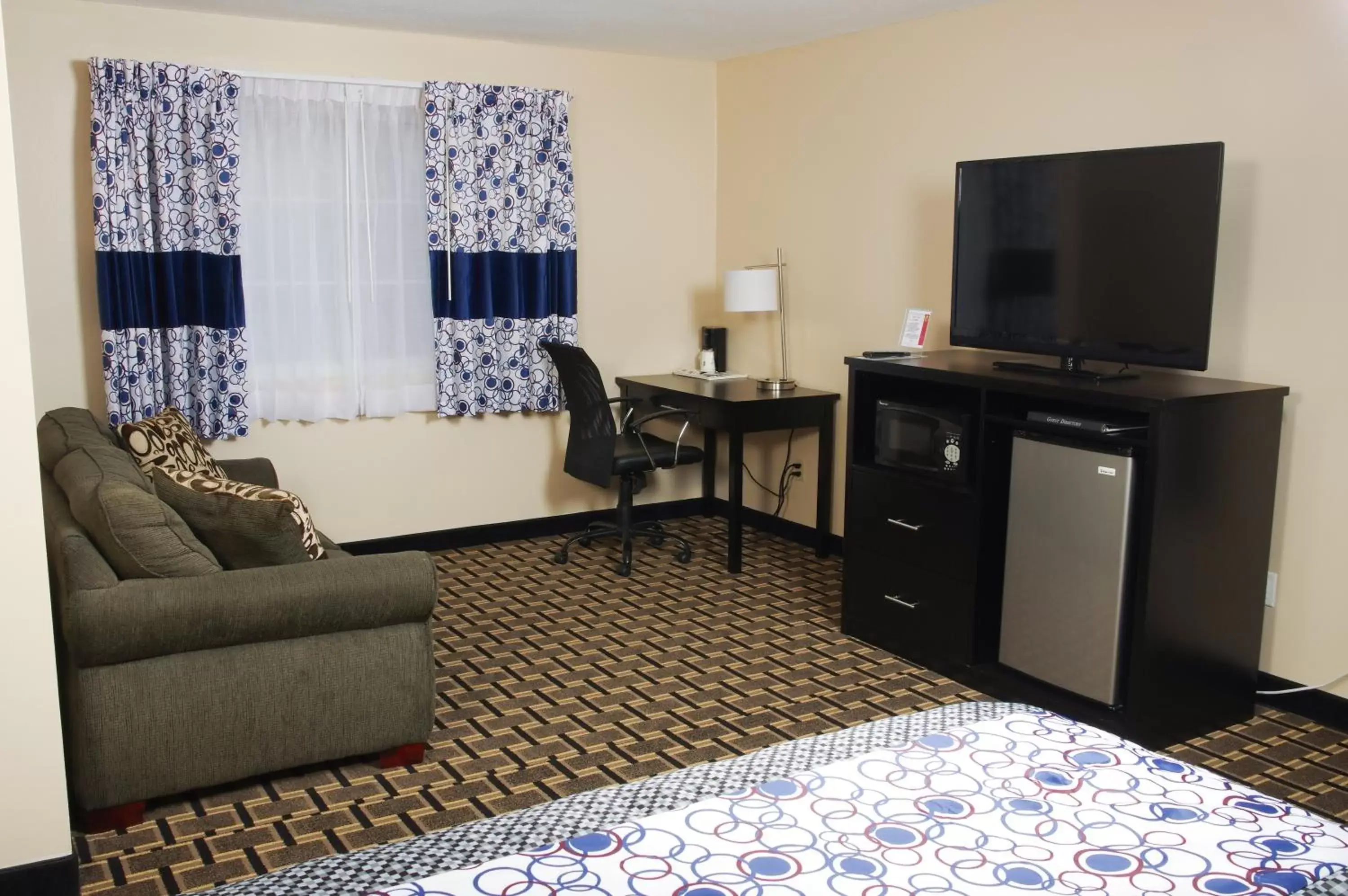 TV/Entertainment Center in DUTCH INN AND SUITES