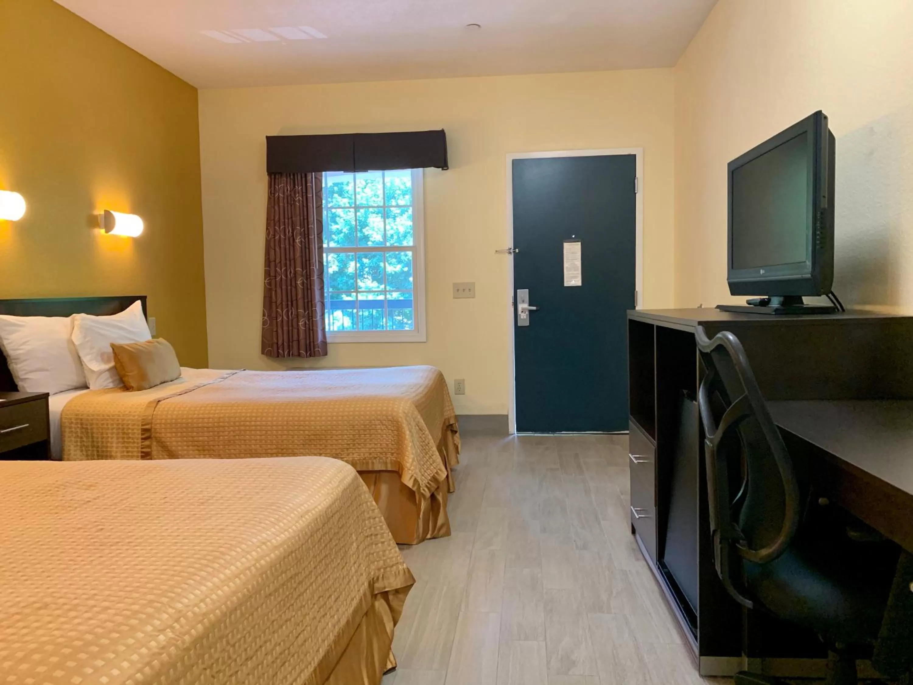 Bed in Executive Inn & Suites Upper Marlboro