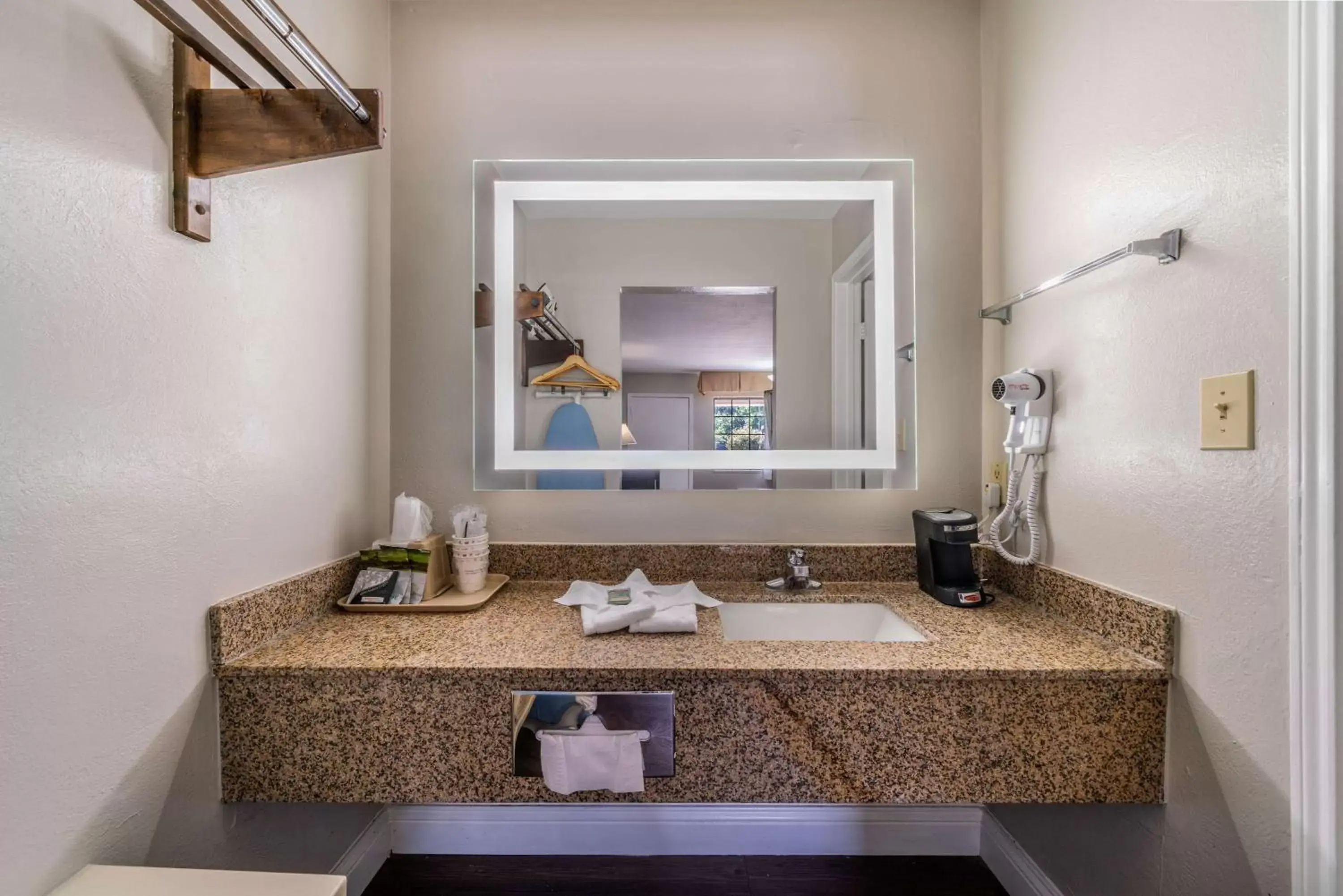 Photo of the whole room, Bathroom in Best Western Inn of Jasper