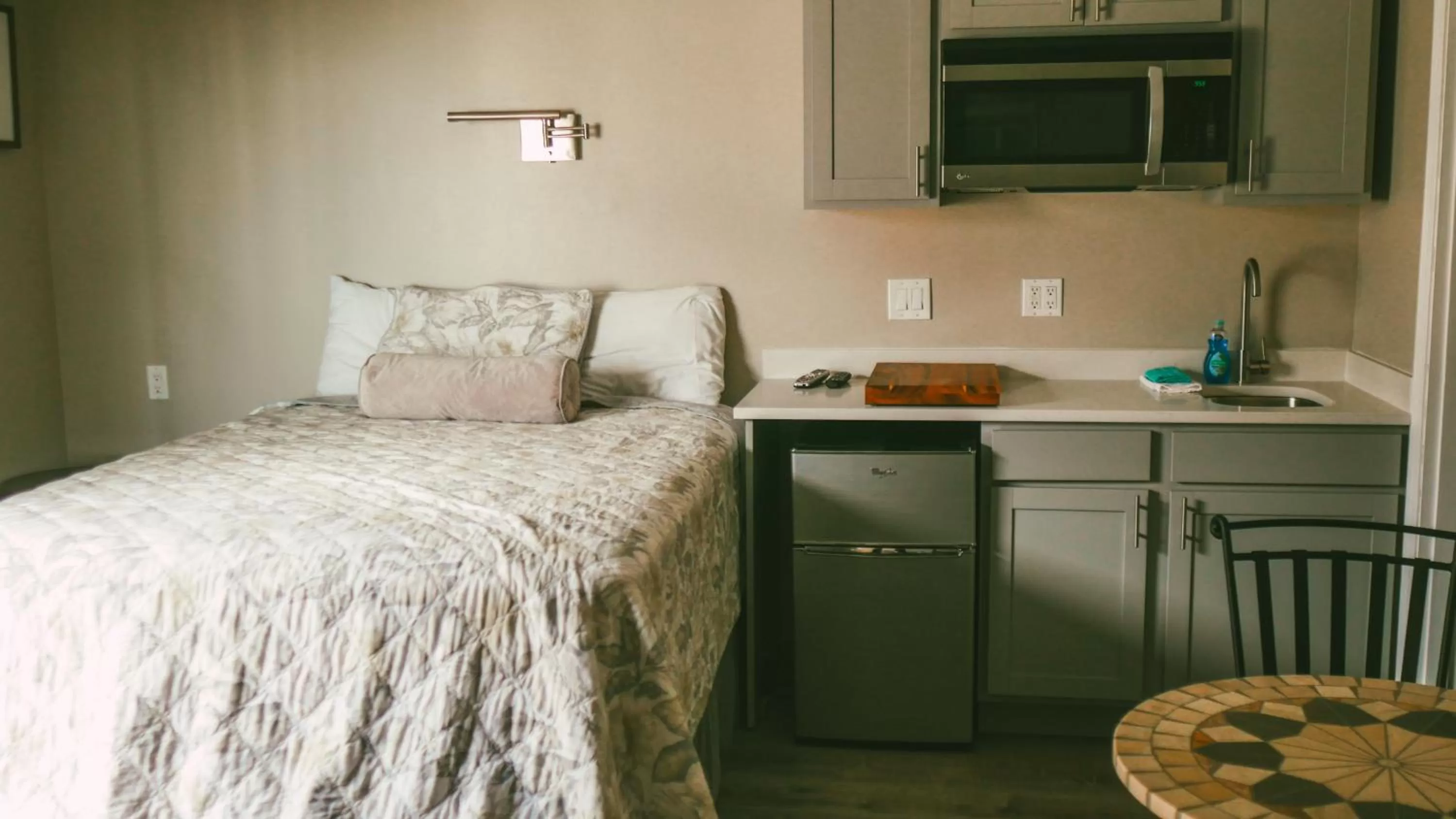 Queen Room with Kitchenette in The Atlantic Motel