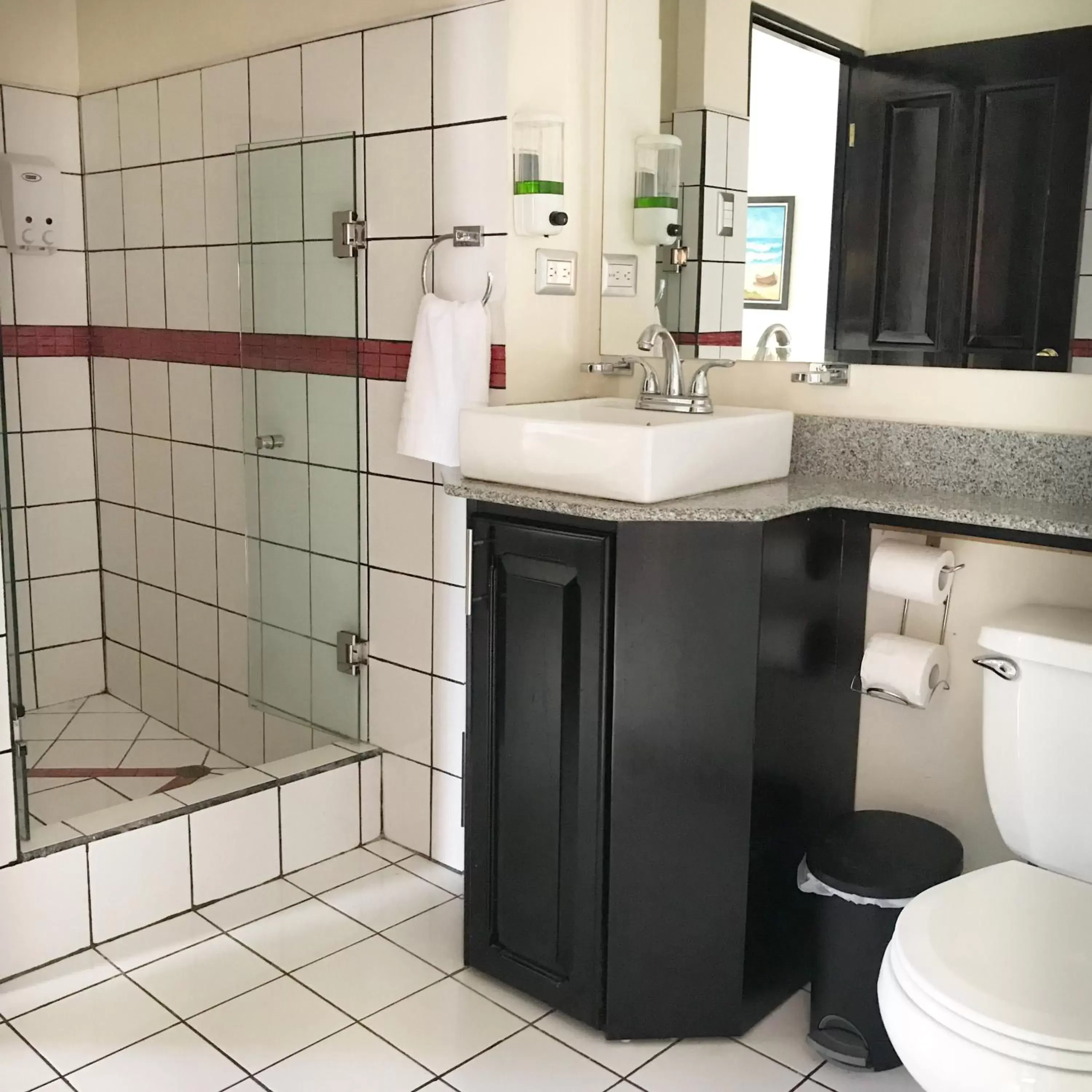 Shower, Bathroom in Oro Apart Hotel