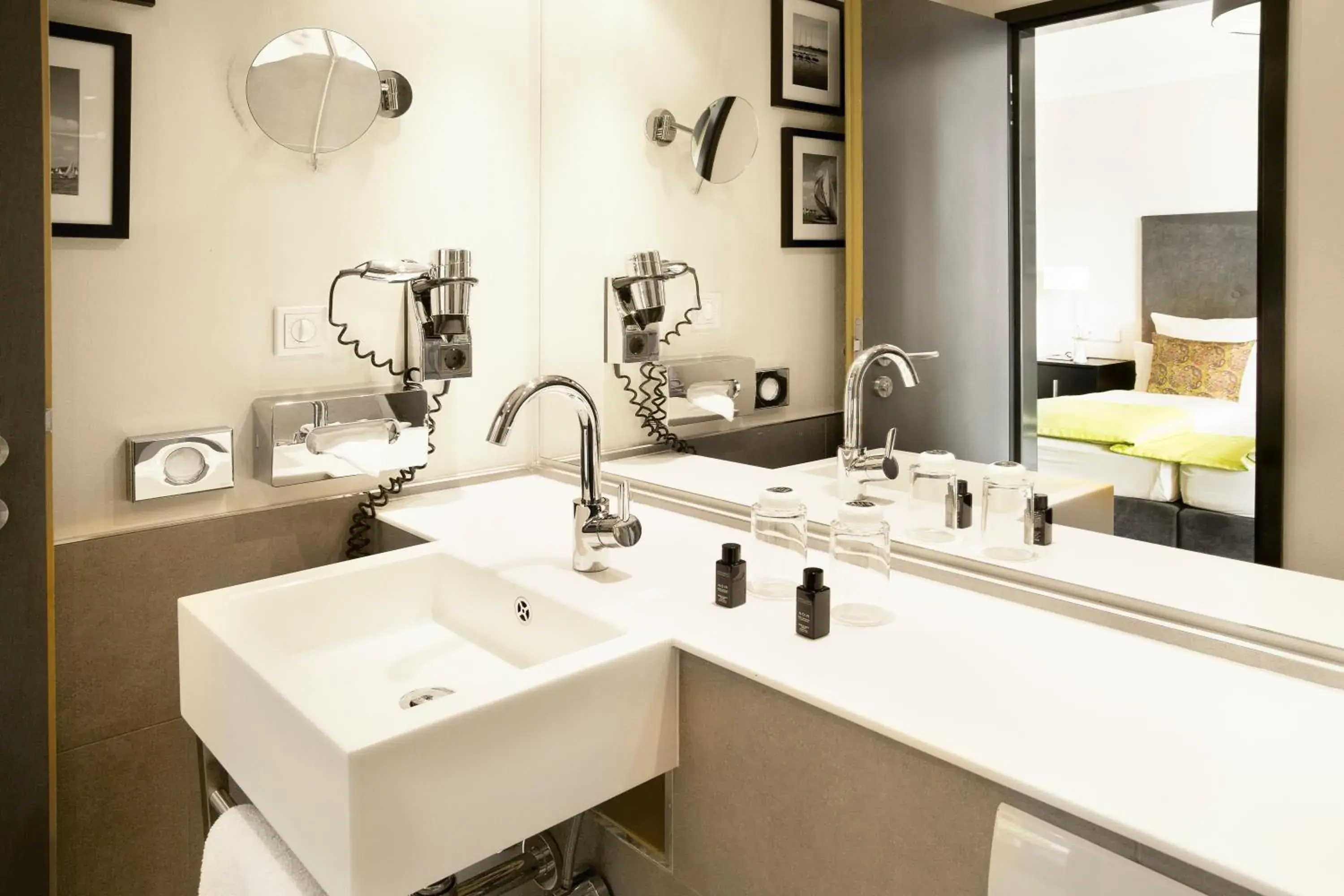 Photo of the whole room, Bathroom in Hotel Hamburger Hof