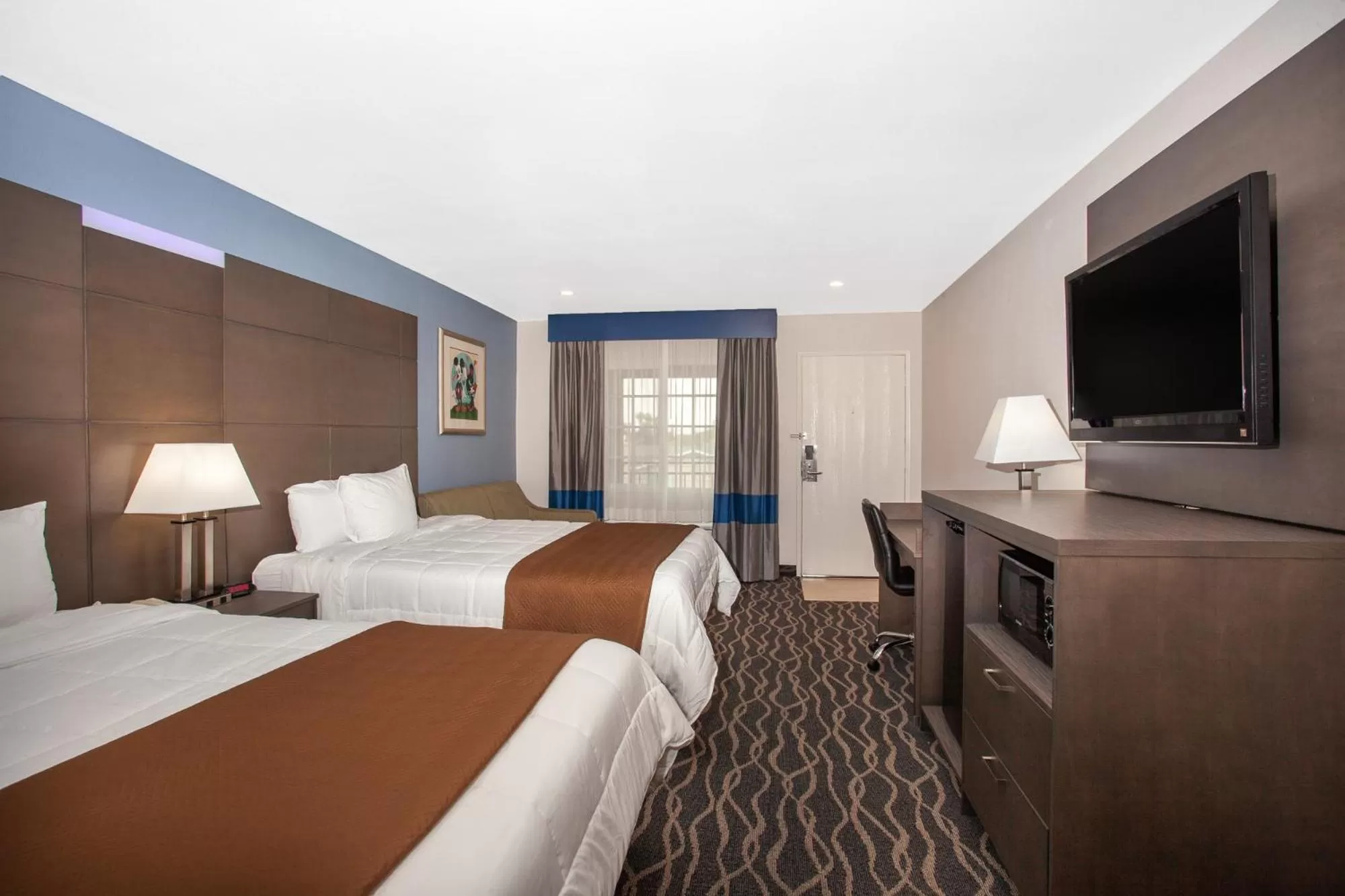 Bed in Travelodge Inn & Suites by Wyndham Anaheim on Disneyland Dr