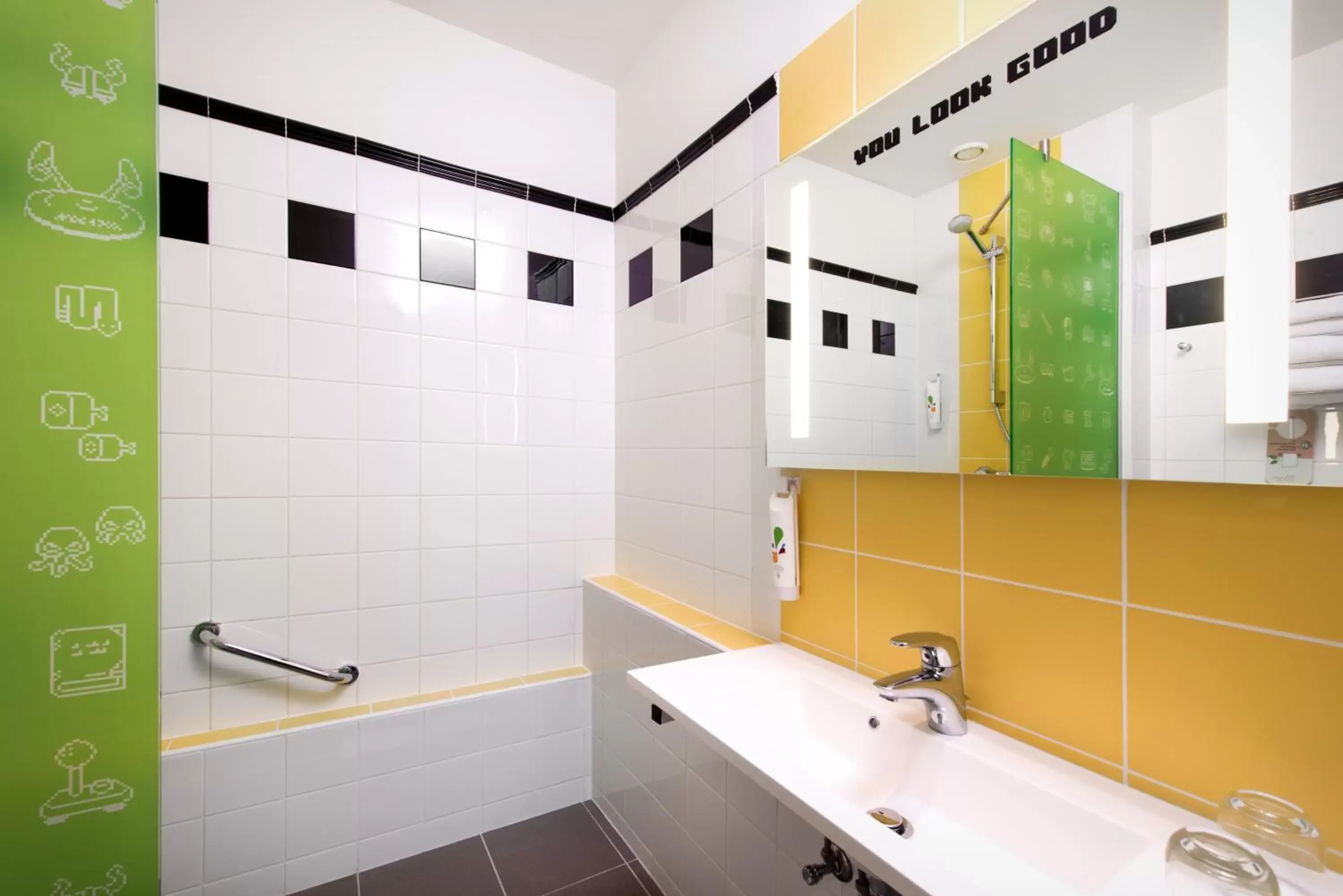 Shower, Bathroom in Ibis Styles Budapest Center