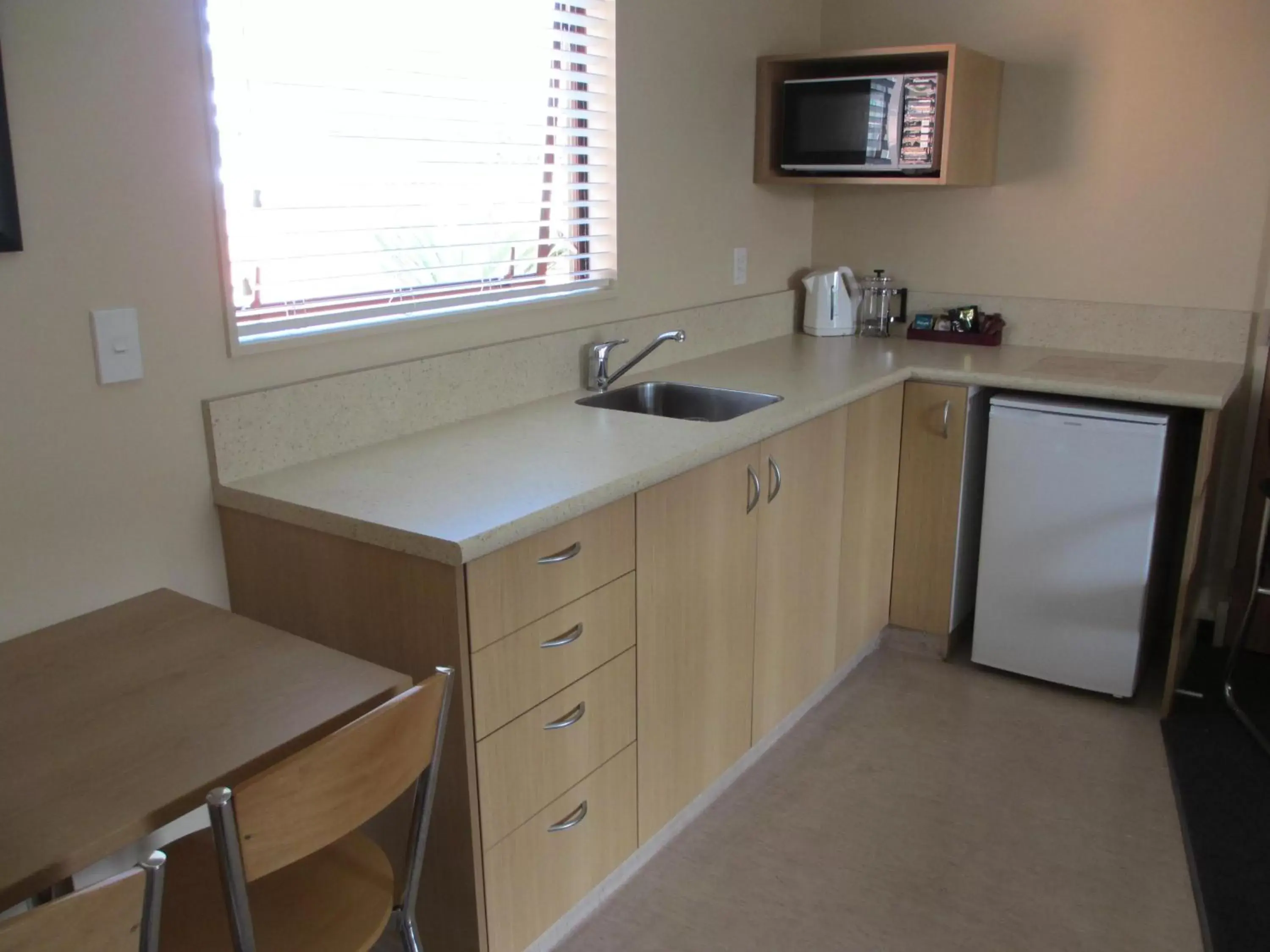 Coffee/tea facilities, Kitchen/Kitchenette in Alhambra Oaks Motor Lodge