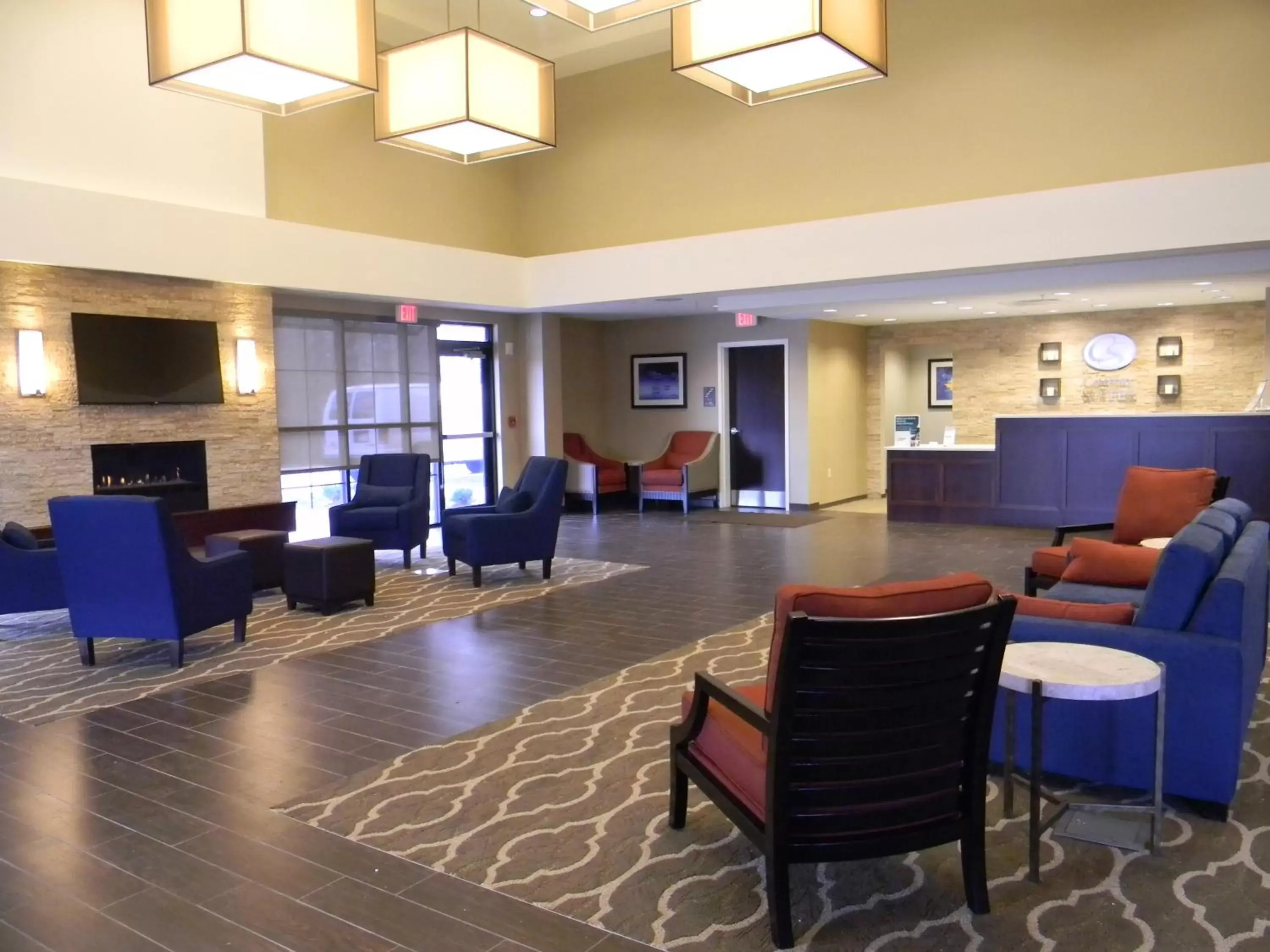 Lobby or reception, Lounge/Bar in Comfort Suites-Youngstown North