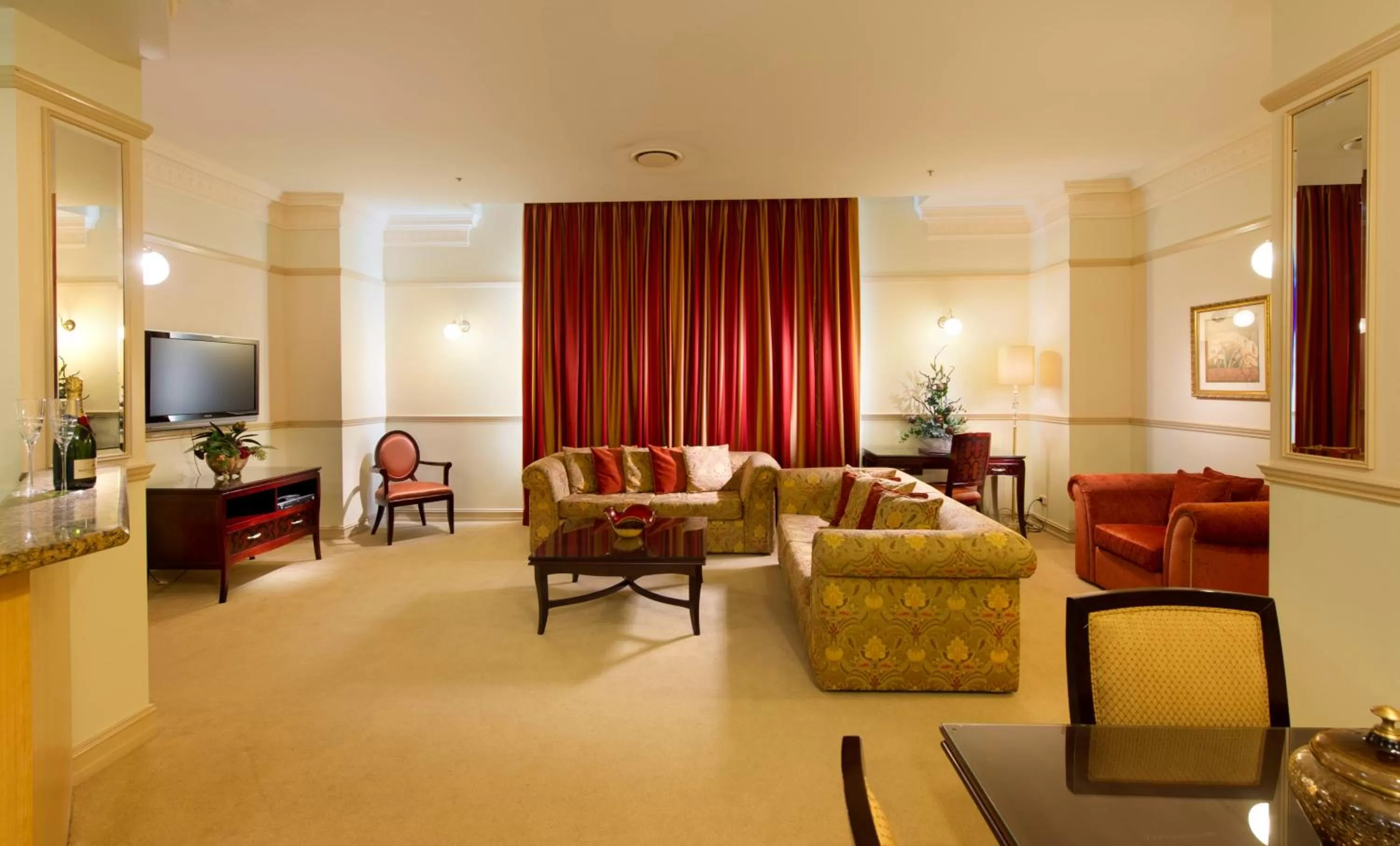 Communal lounge/ TV room in Royal Albert Hotel