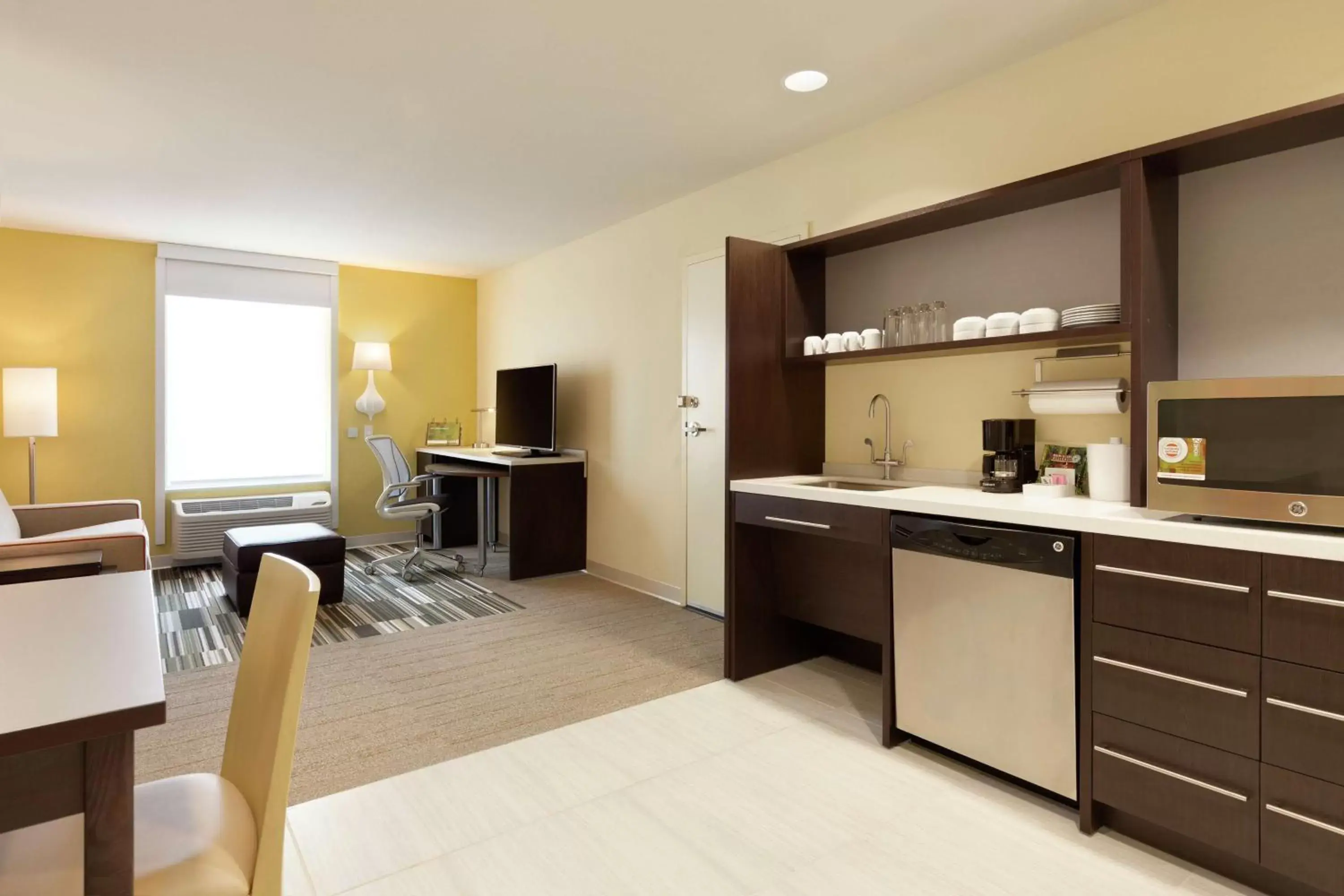 Bedroom, Kitchen/Kitchenette in Home2 Suites by Hilton Seattle Airport