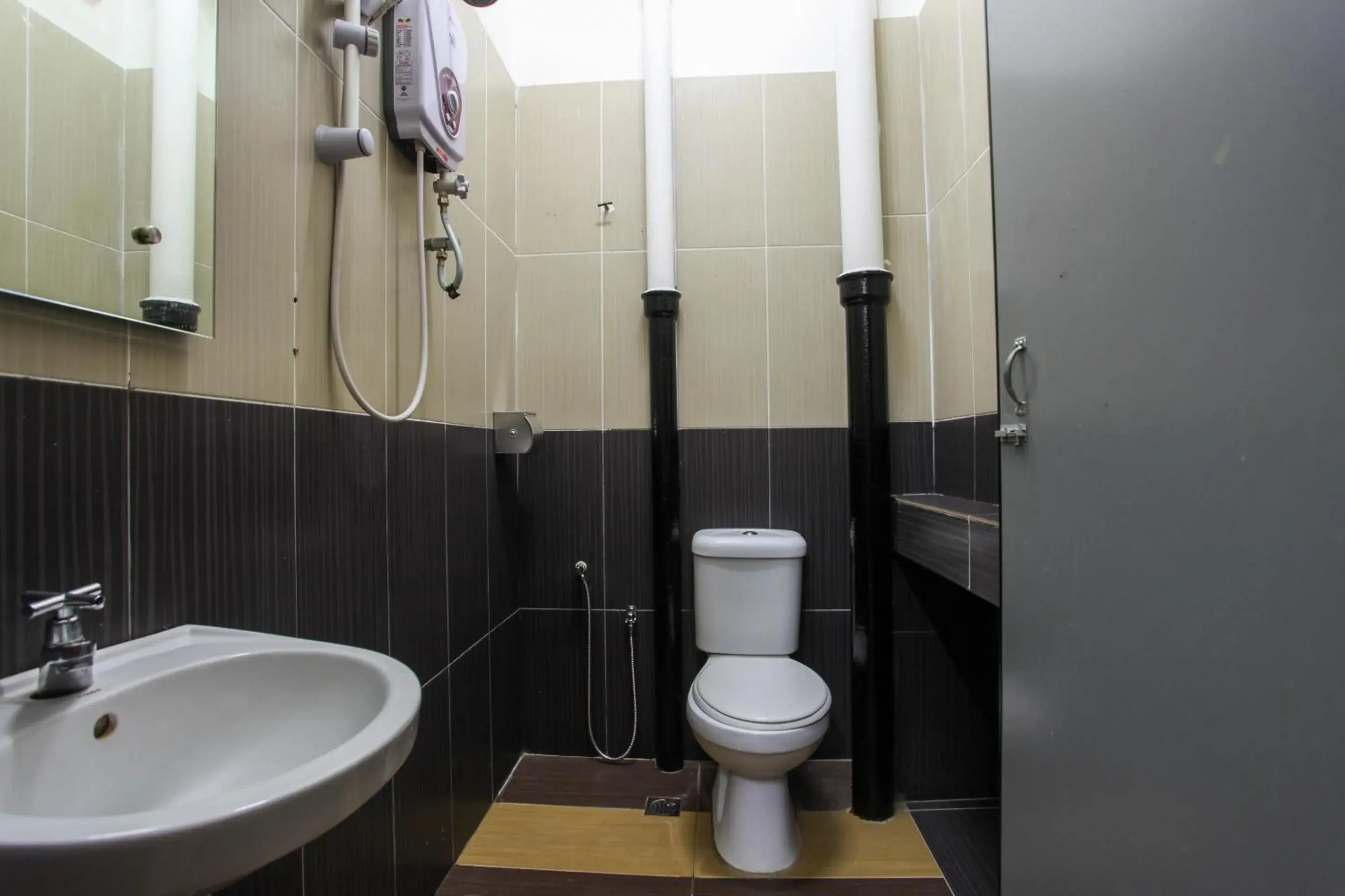Bathroom in OYO 89549 Casavilla Hotel (city Centre) Taiping
