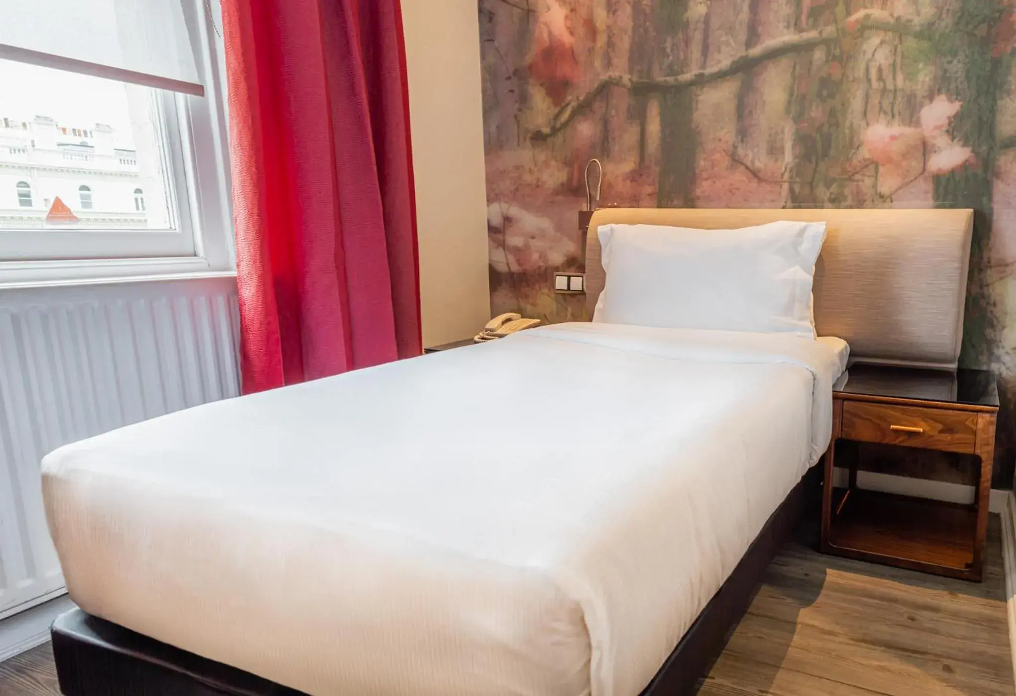 Bedroom, Bed in The Queens Gate Hotel