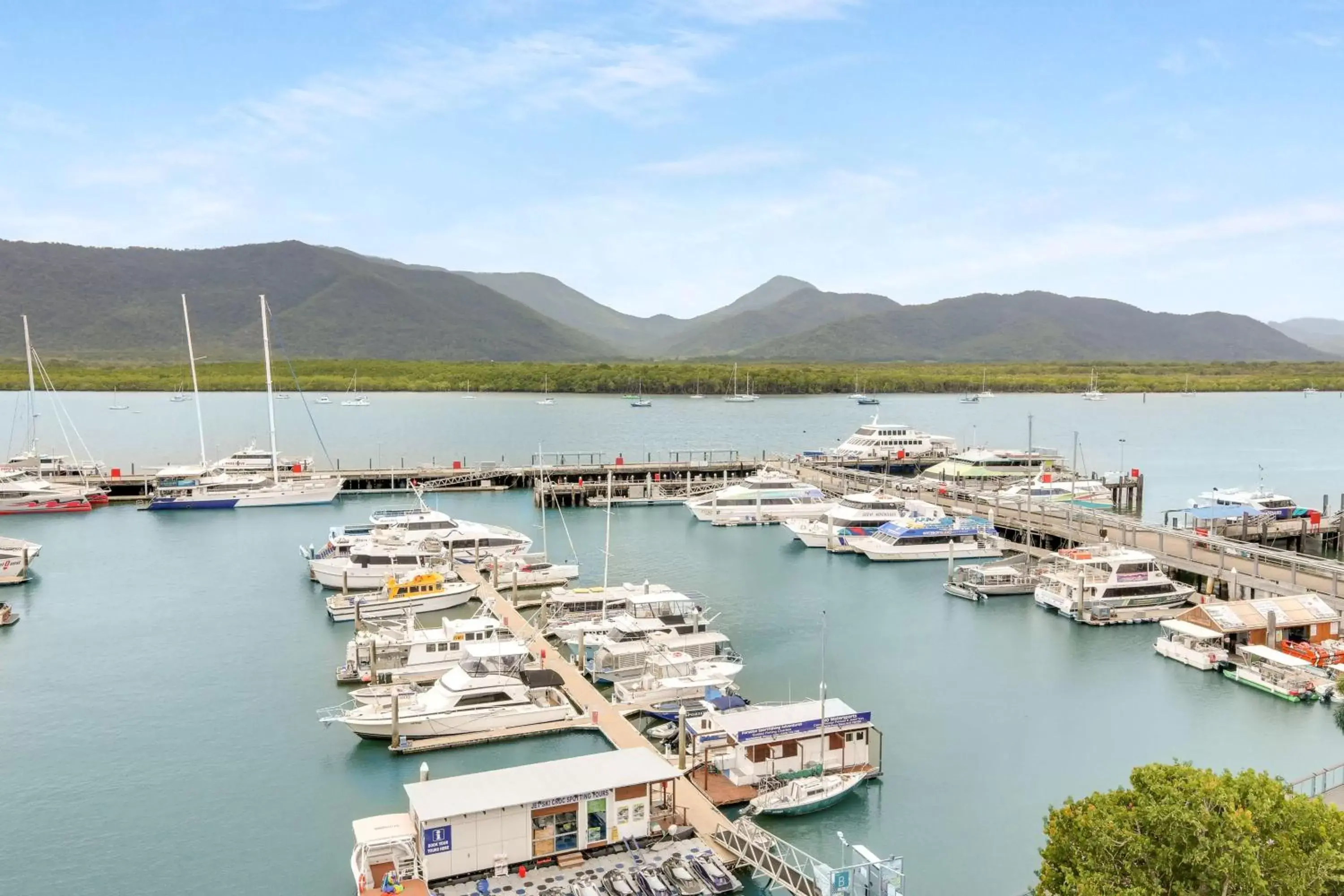 Property building, River View in Shangri-La The Marina, Cairns