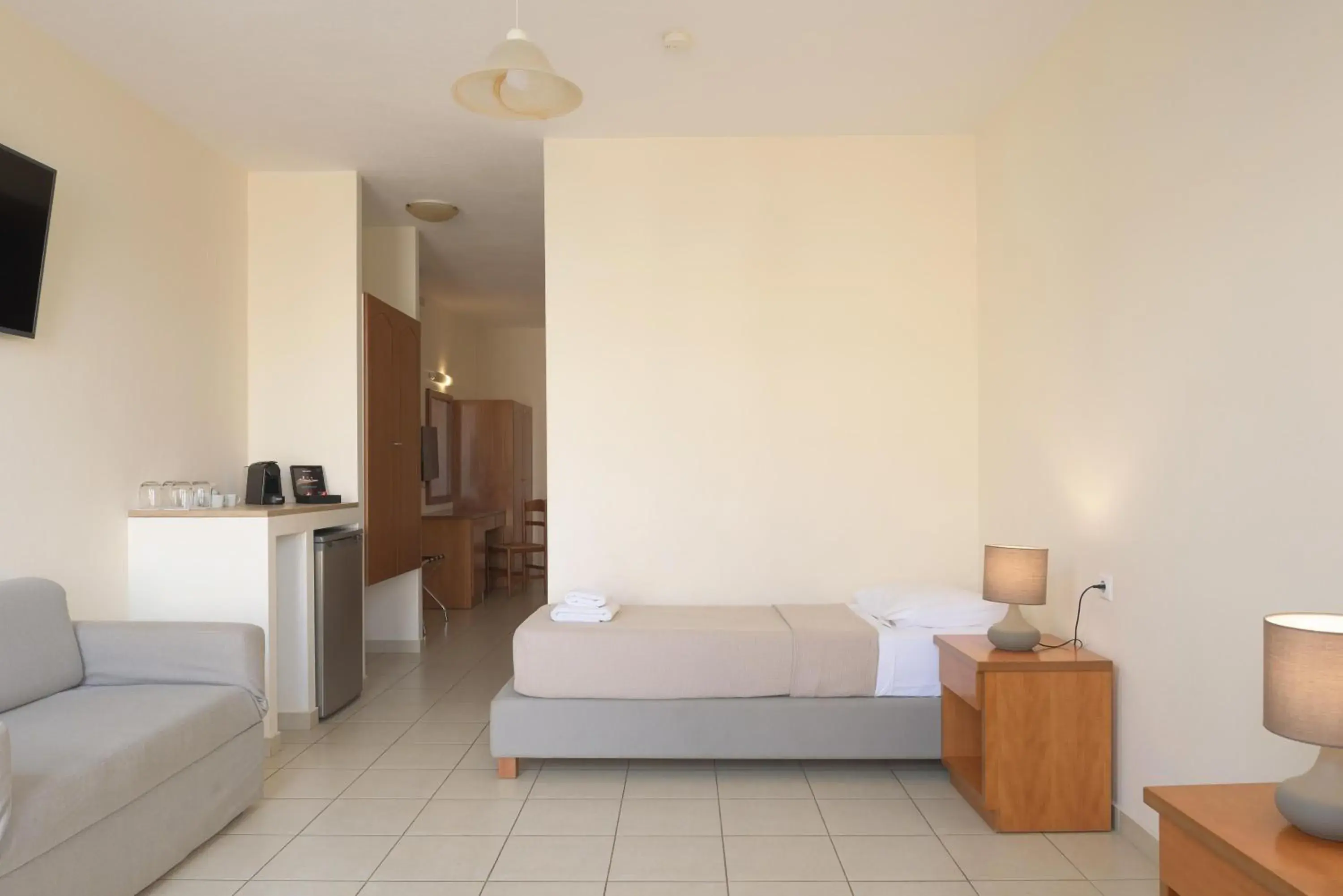 Photo of the whole room, Bed in Asterias Village