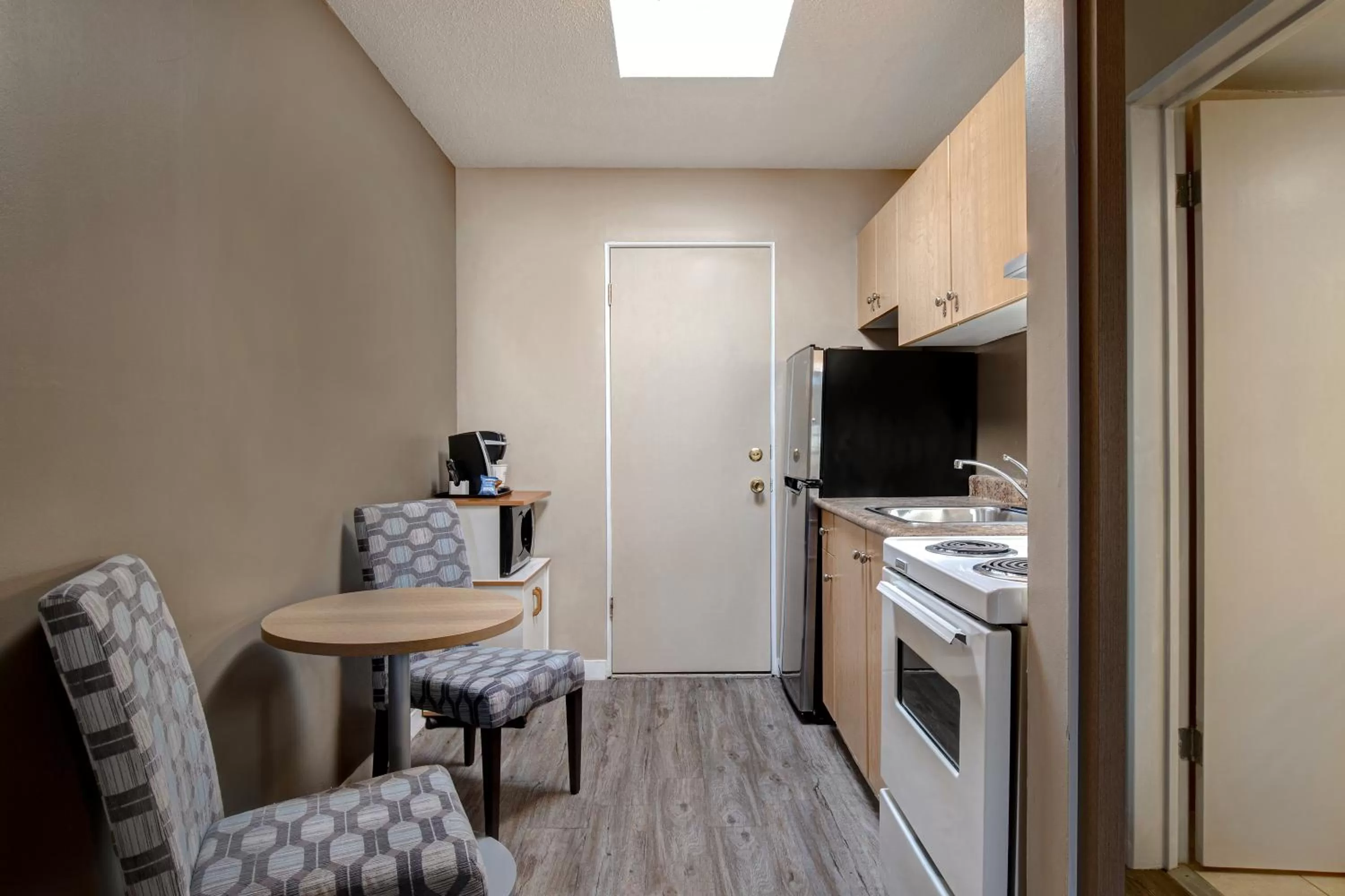 Kitchen or kitchenette in Days Inn by Wyndham Victoria Uptown