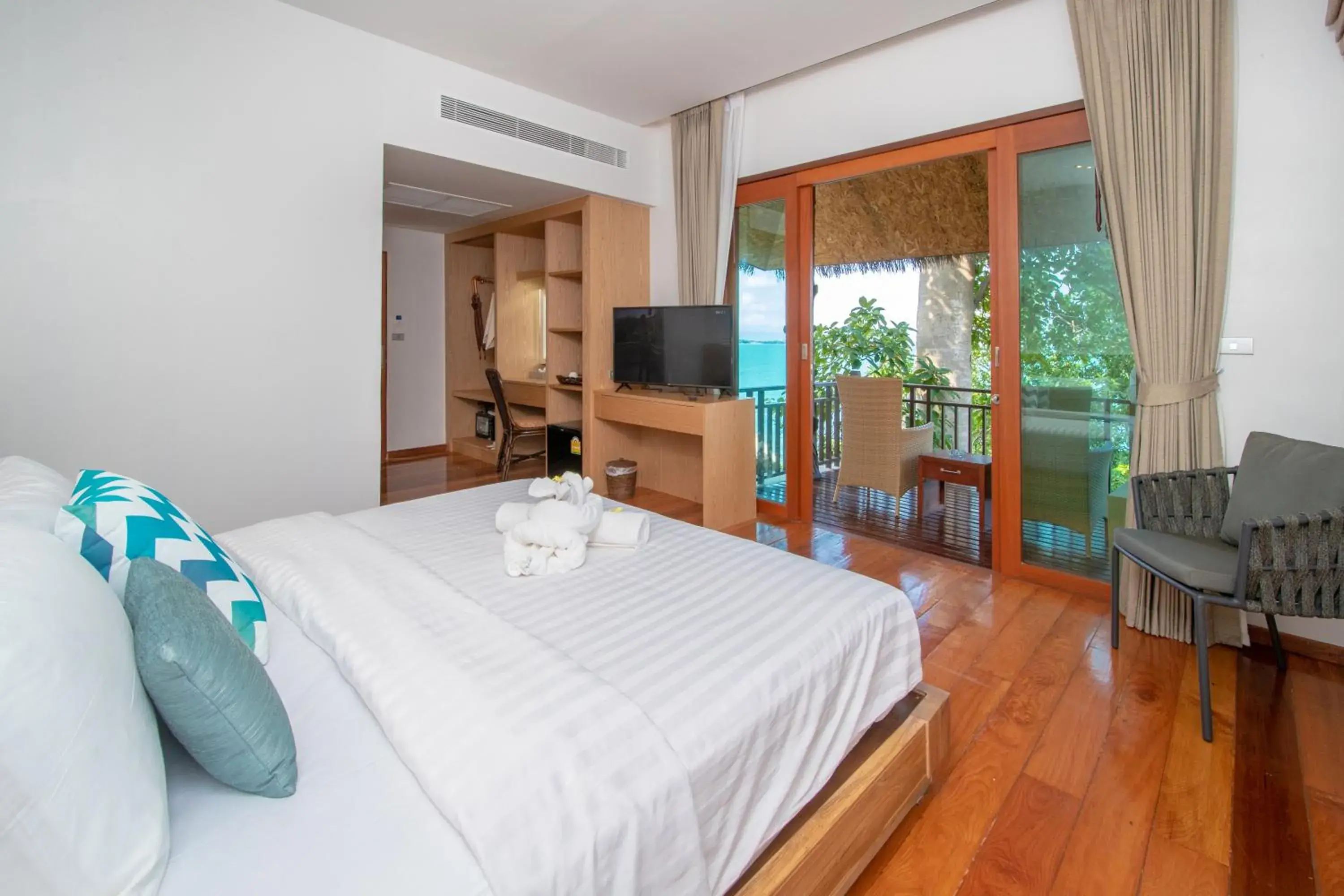 TV and multimedia, Bed in Coral Cliff Beach Resort Samui - SHA Plus