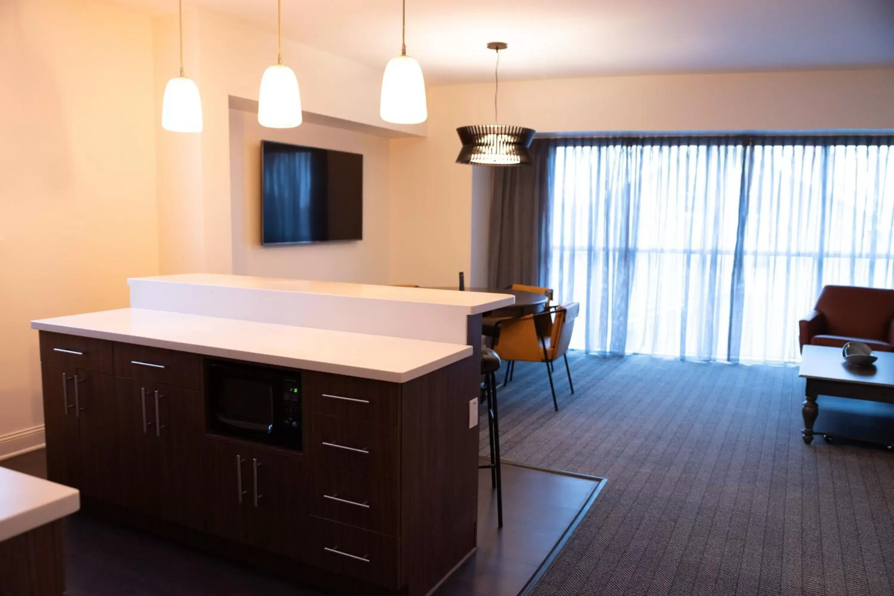 Photo of the whole room, TV/Entertainment Center in Courtyard by Marriott Philadelphia Springfield