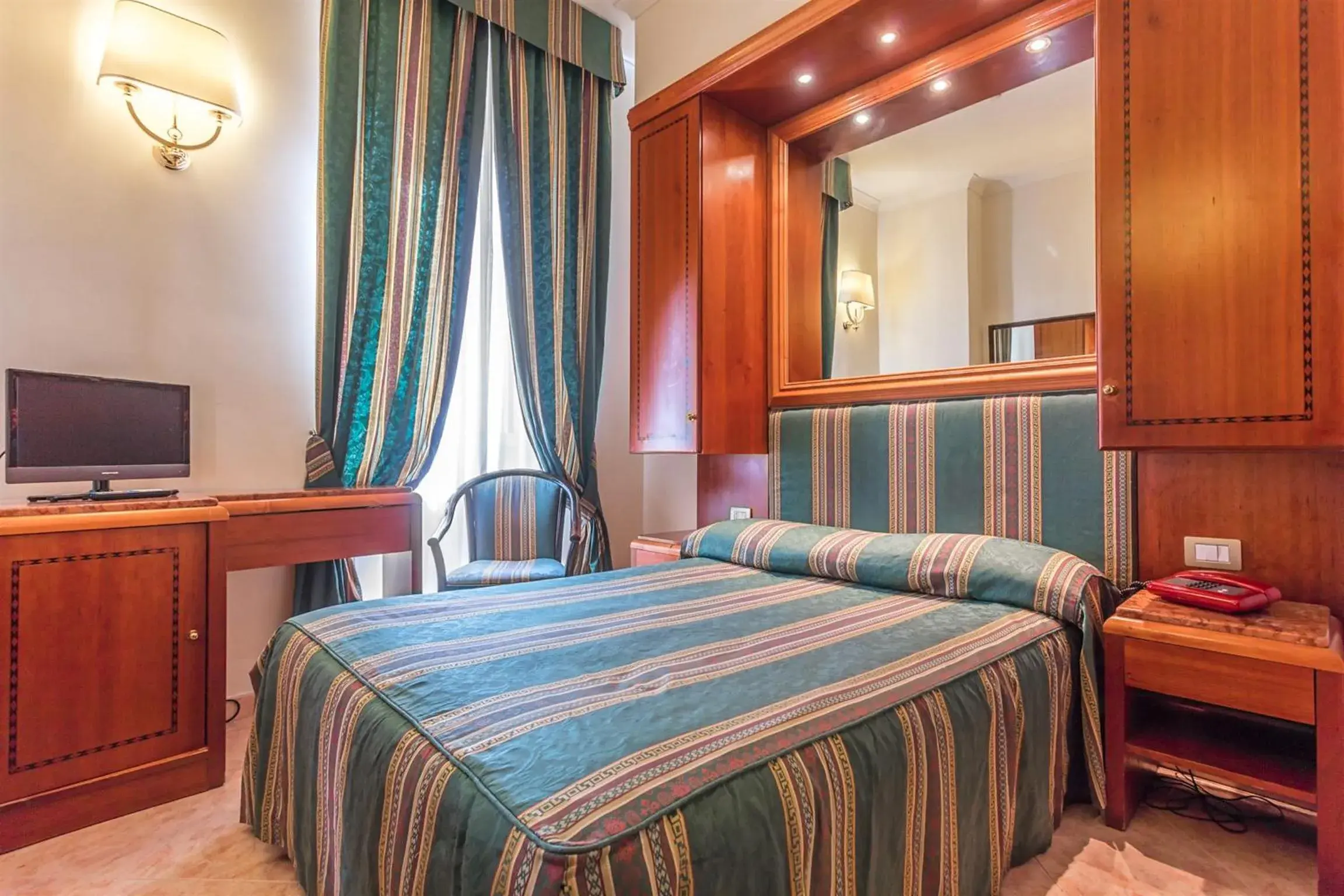 Bedroom, Bed in Raeli Hotel Luce