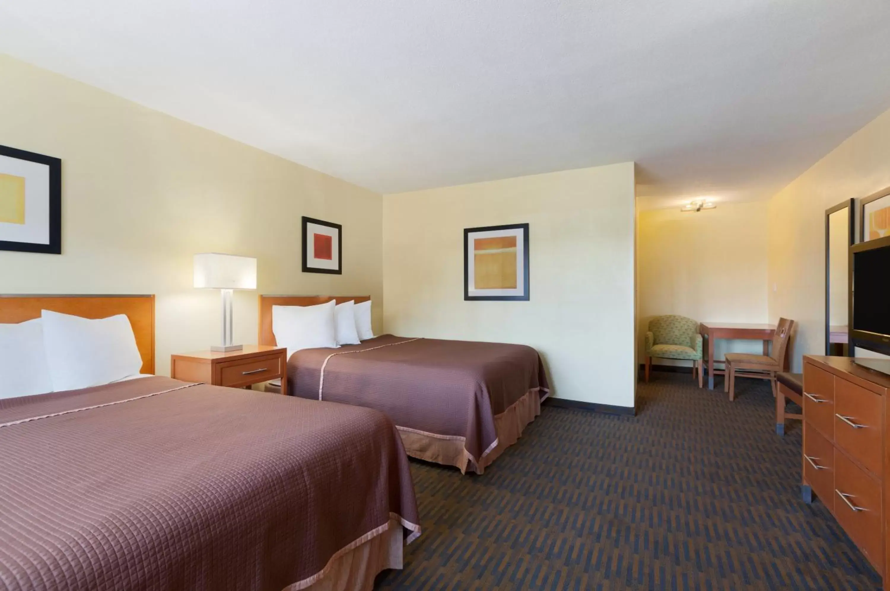 Photo of the whole room, Bed in Howard Johnson by Wyndham San Diego Sea World