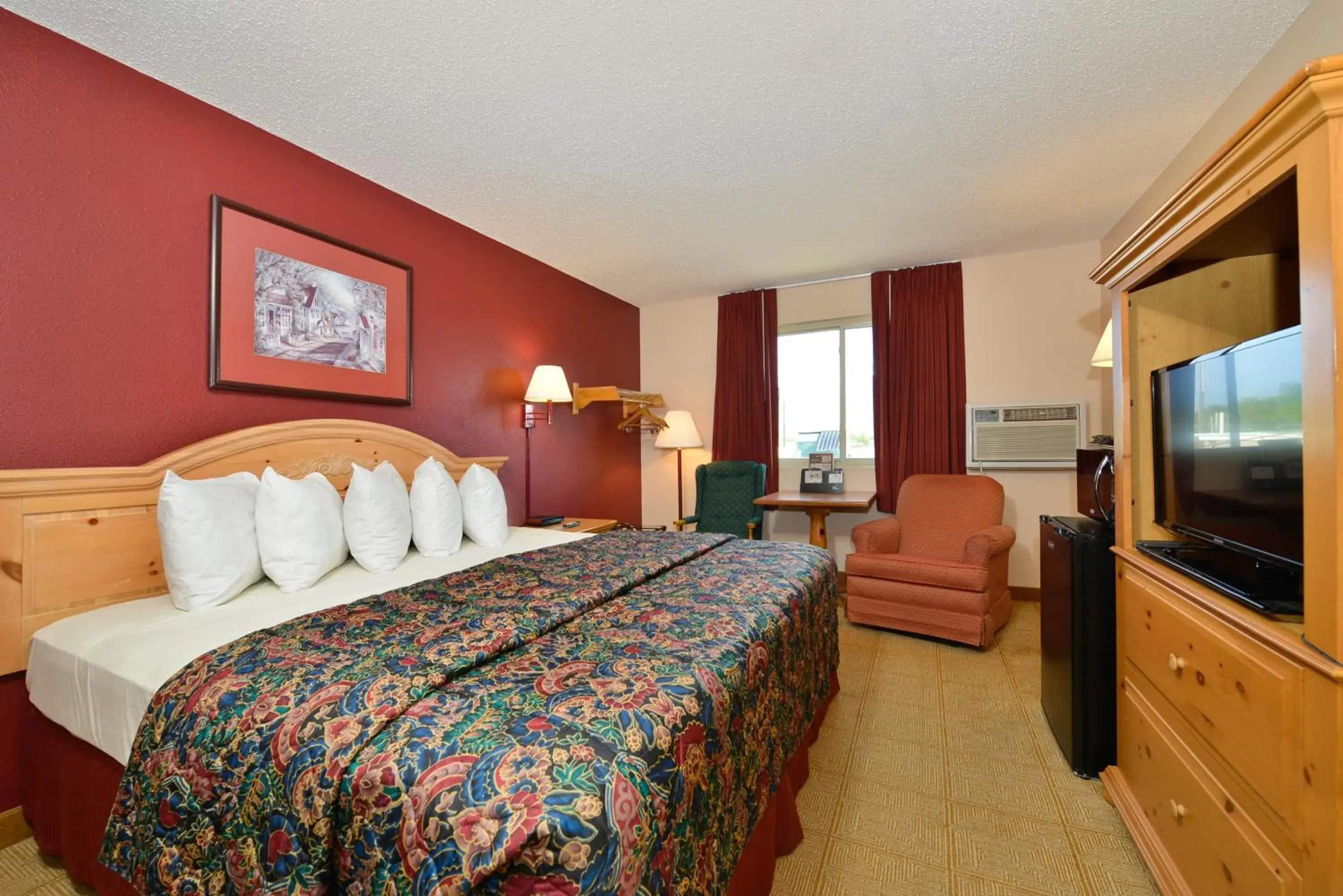 Communal lounge/ TV room, Bed in Americas Best Value Inn Decatur