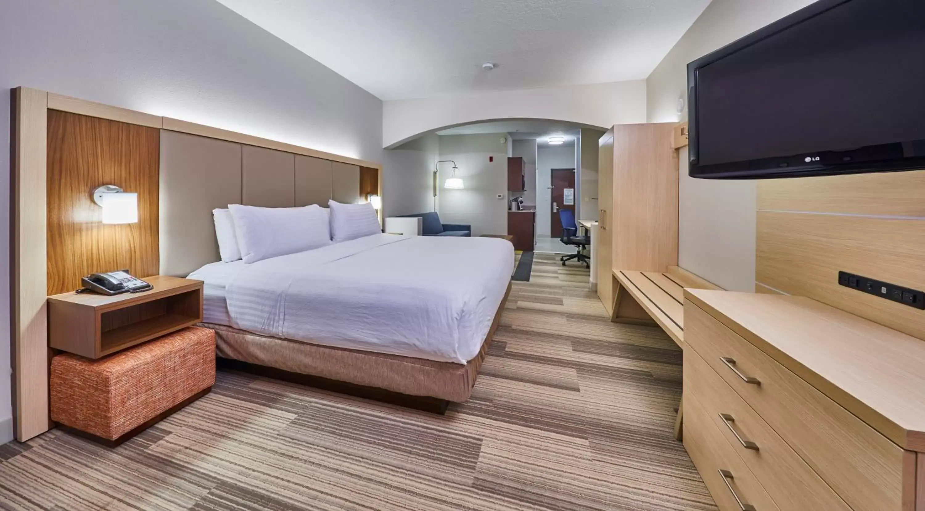 Photo of the whole room, Bed in Holiday Inn Express Hotel & Suites Medford-Central Point, an IHG Hotel