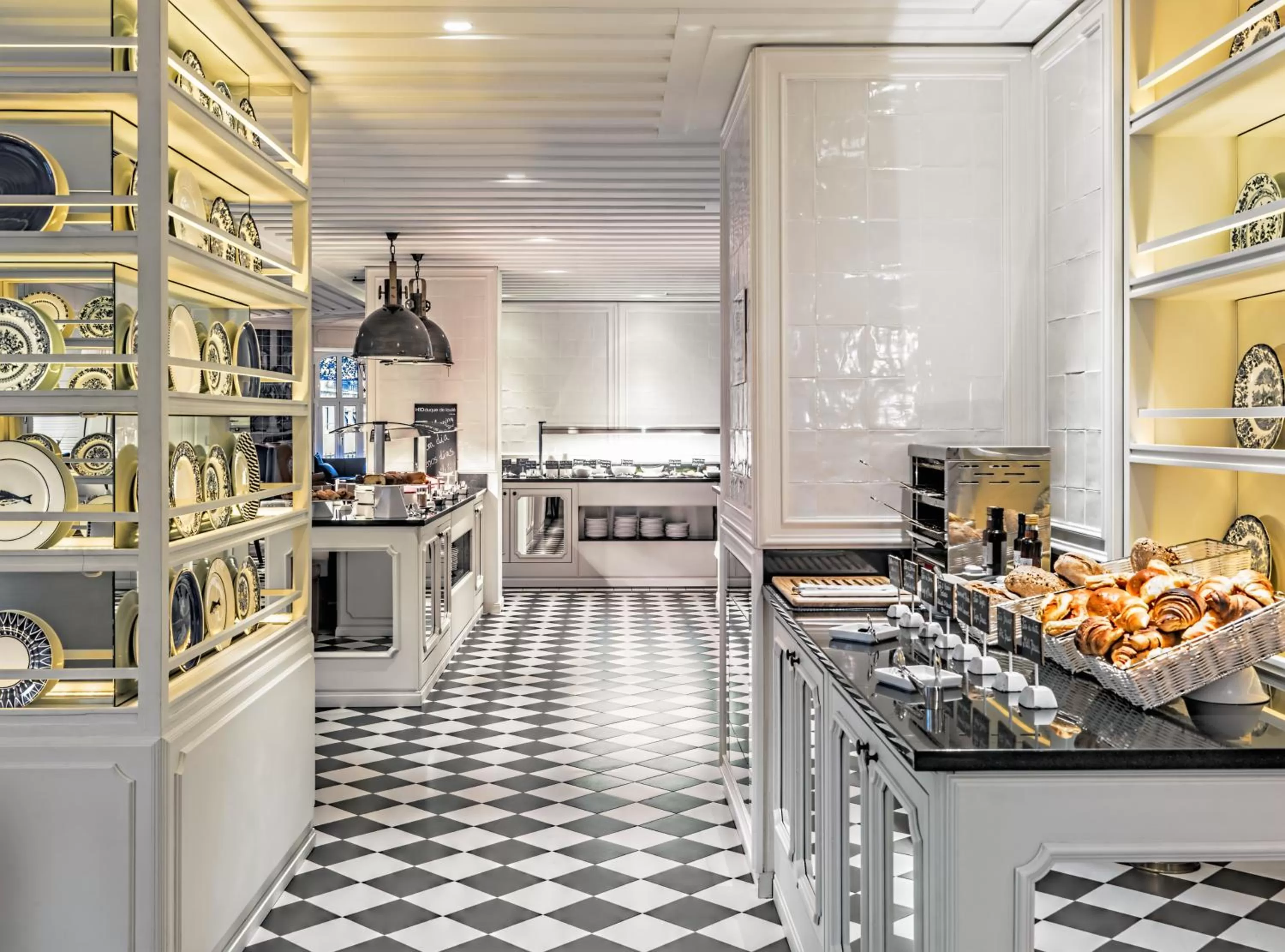 Dining area in H10 Duque de Loule