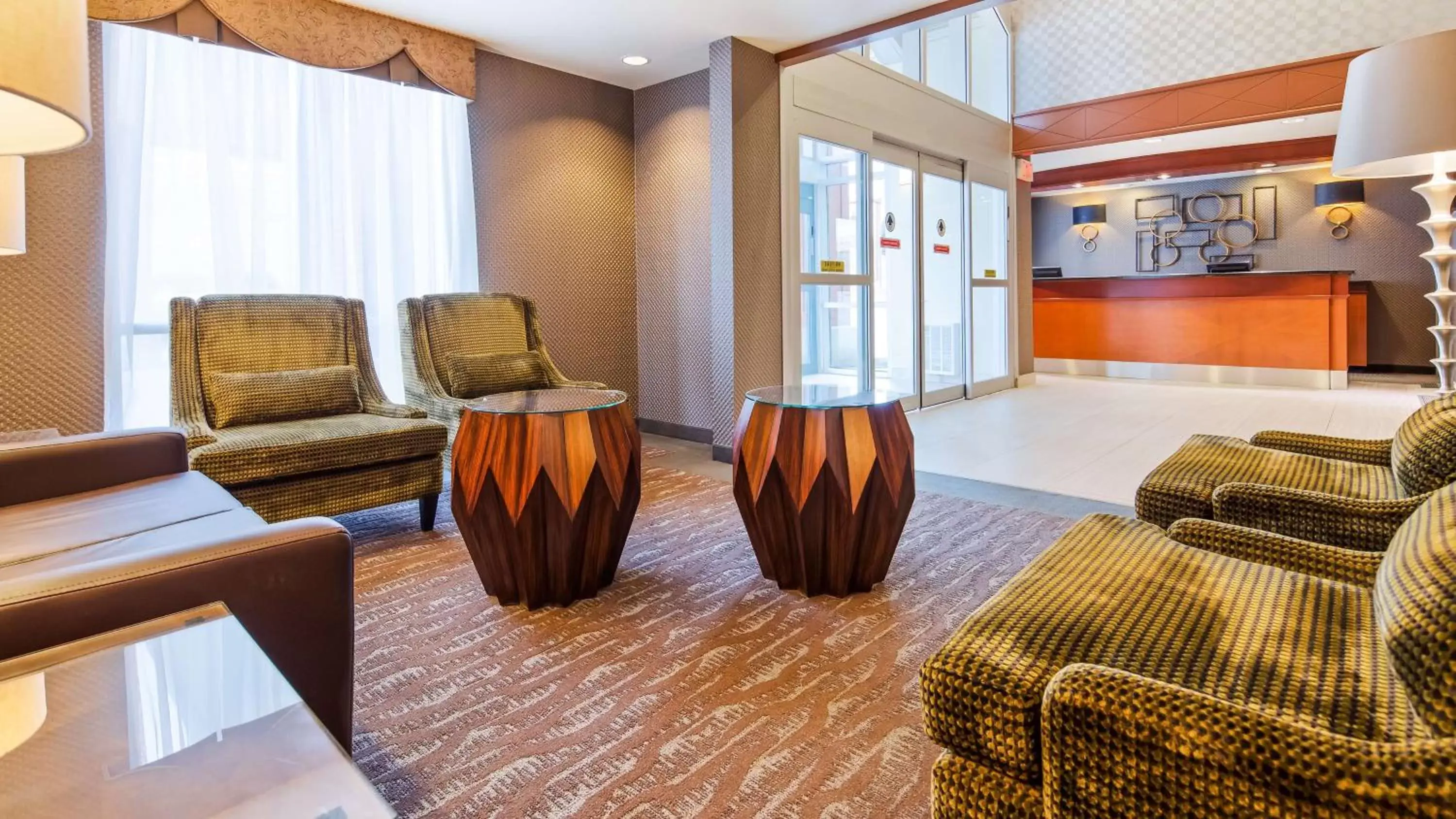 Lobby or reception, Seating Area in Best Western PLUS Calgary Centre Inn