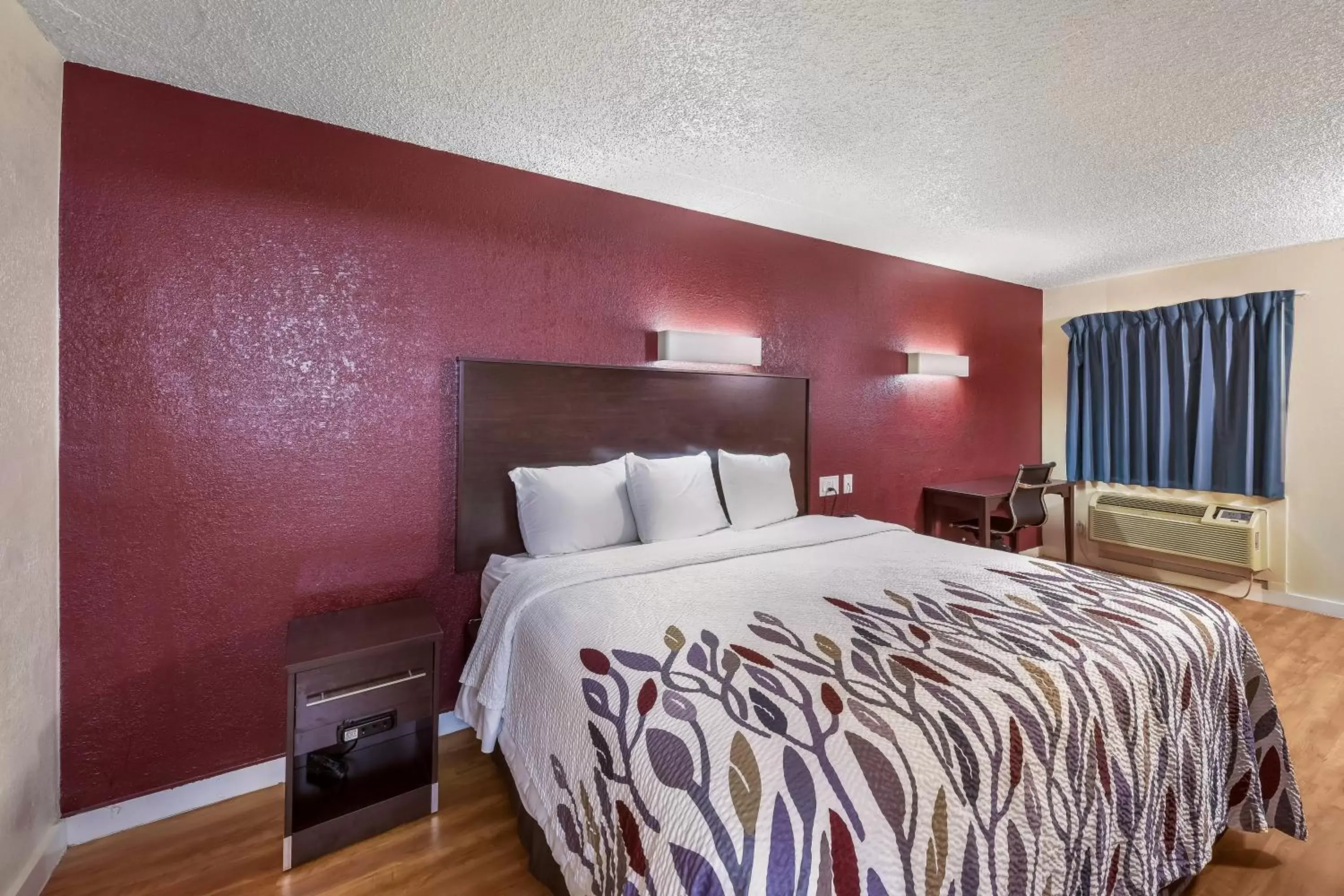 Photo of the whole room, Bed in Red Roof Inn Plano