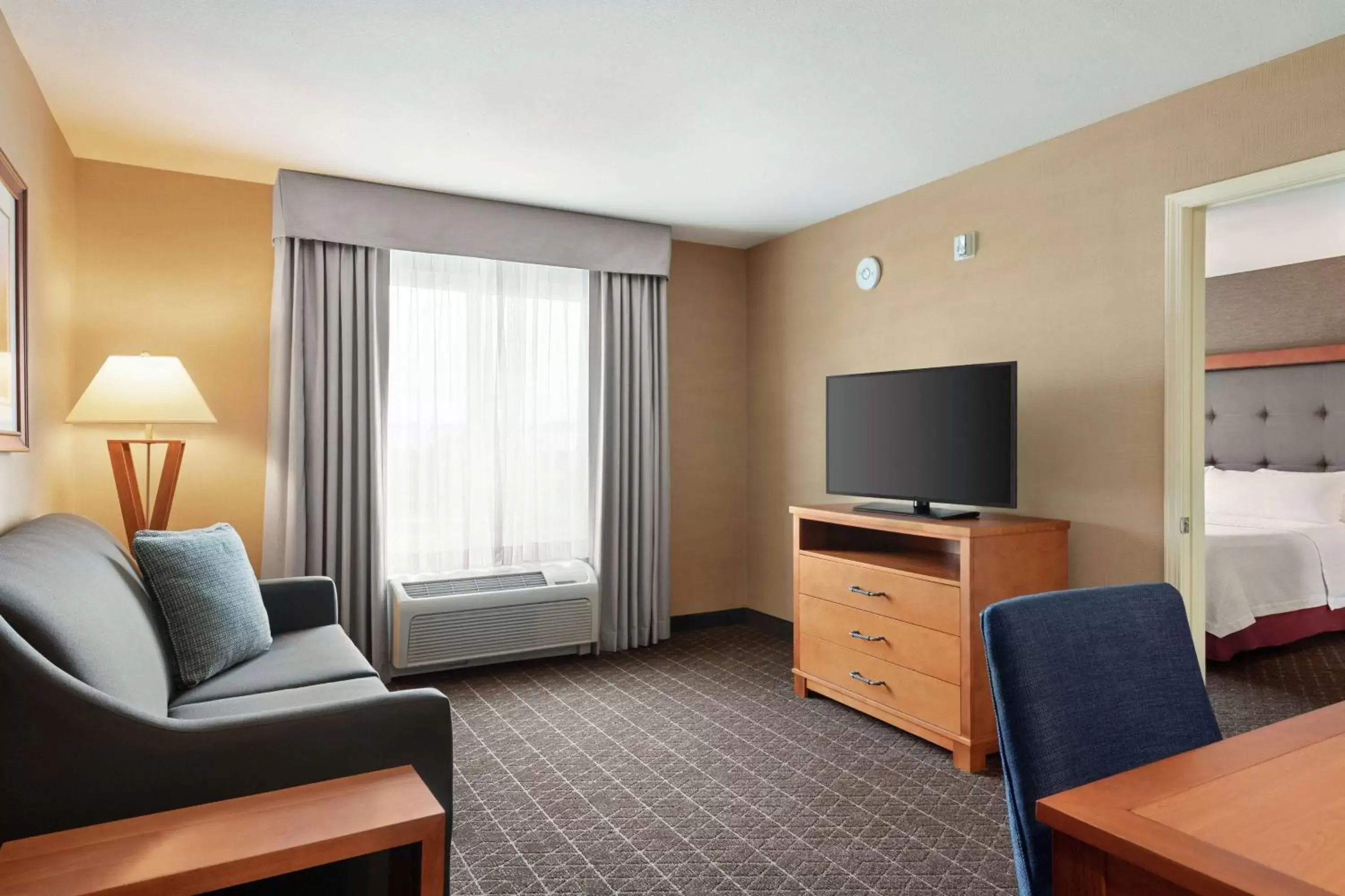 Bedroom, TV/Entertainment Center in Homewood Suites by Hilton Allentown-West/Fogelsville