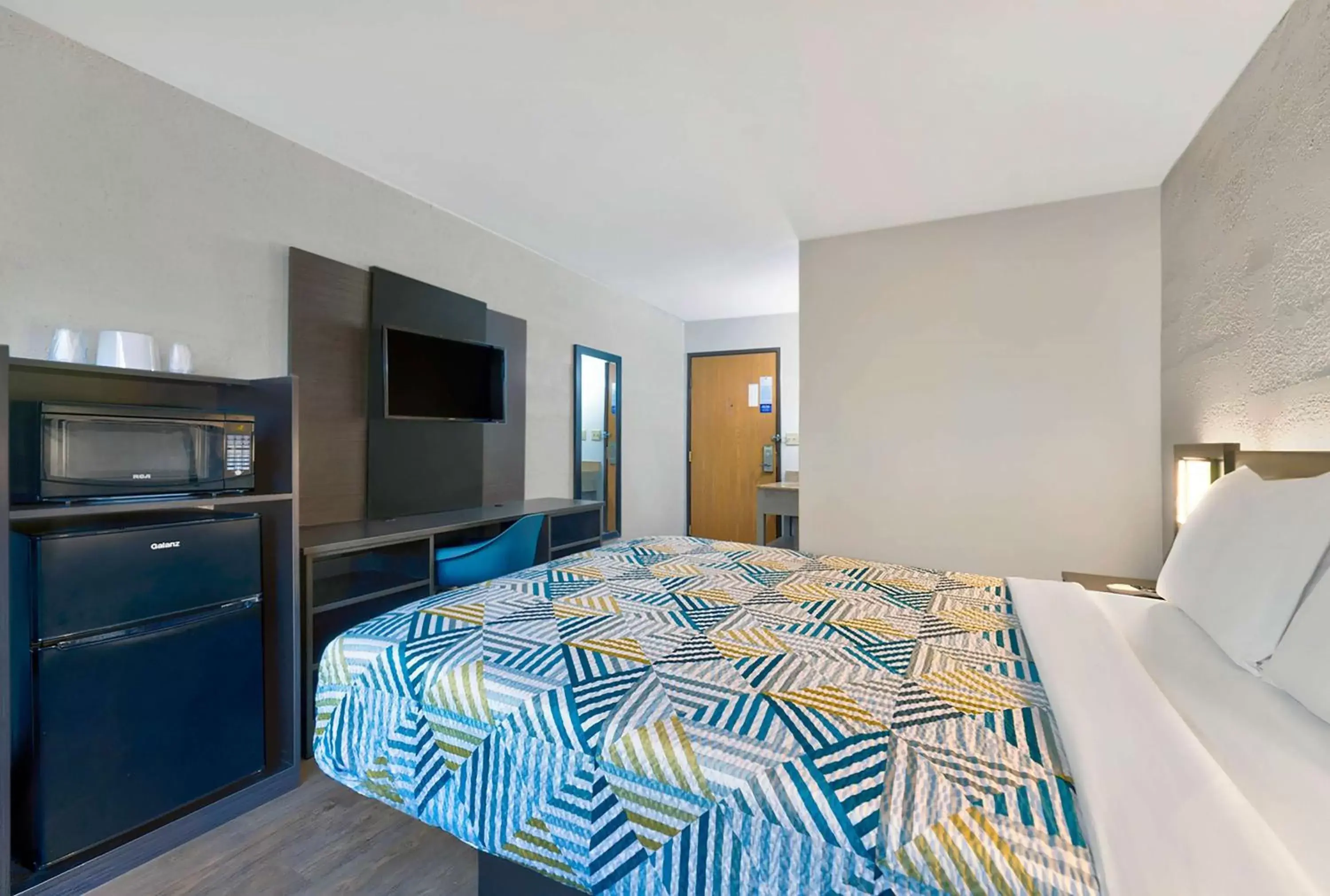 Bedroom, Bed in Motel 6-Cedar Rapids, IA - Airport