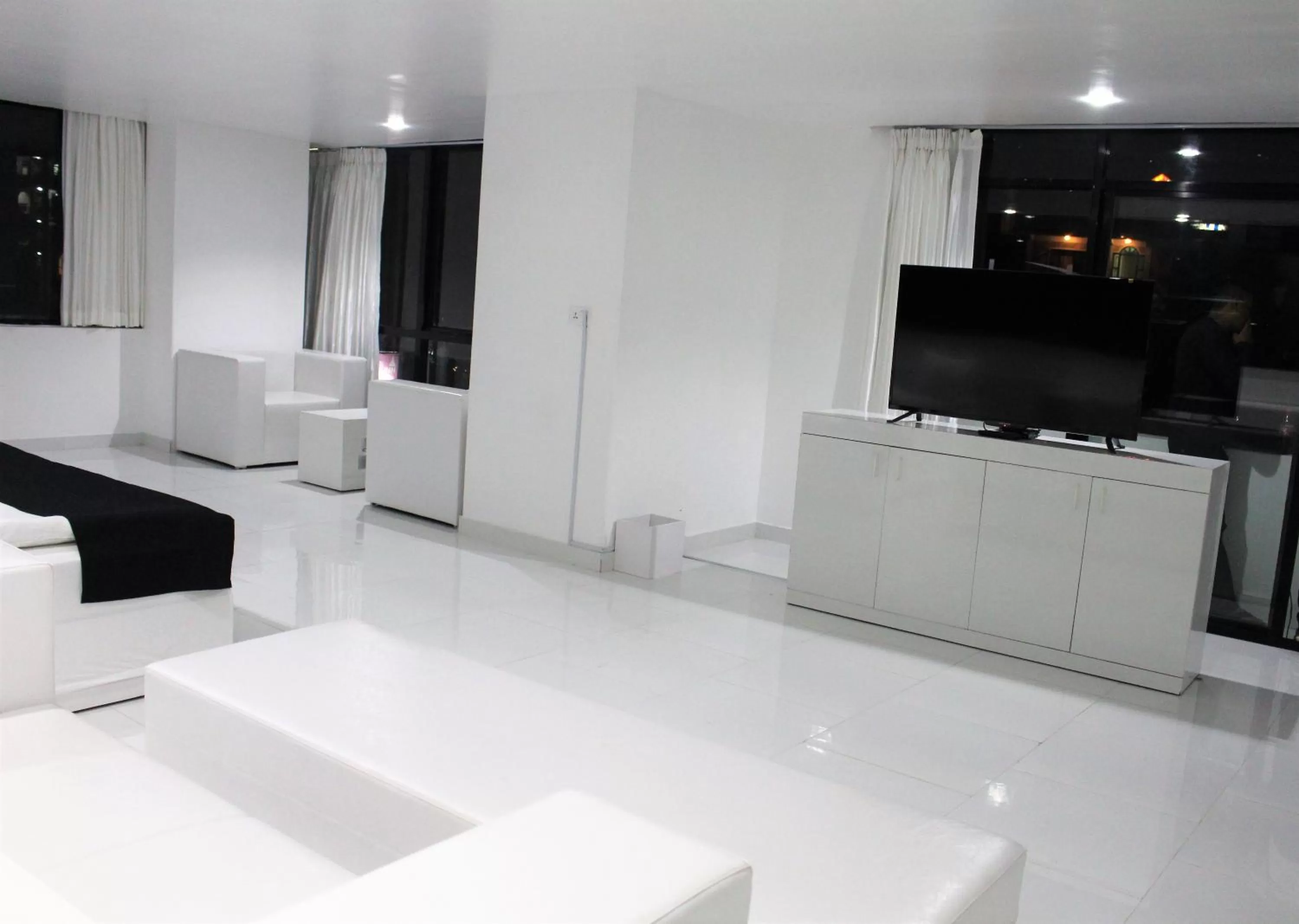 TV and multimedia, TV/Entertainment Center in Hotel Hulk