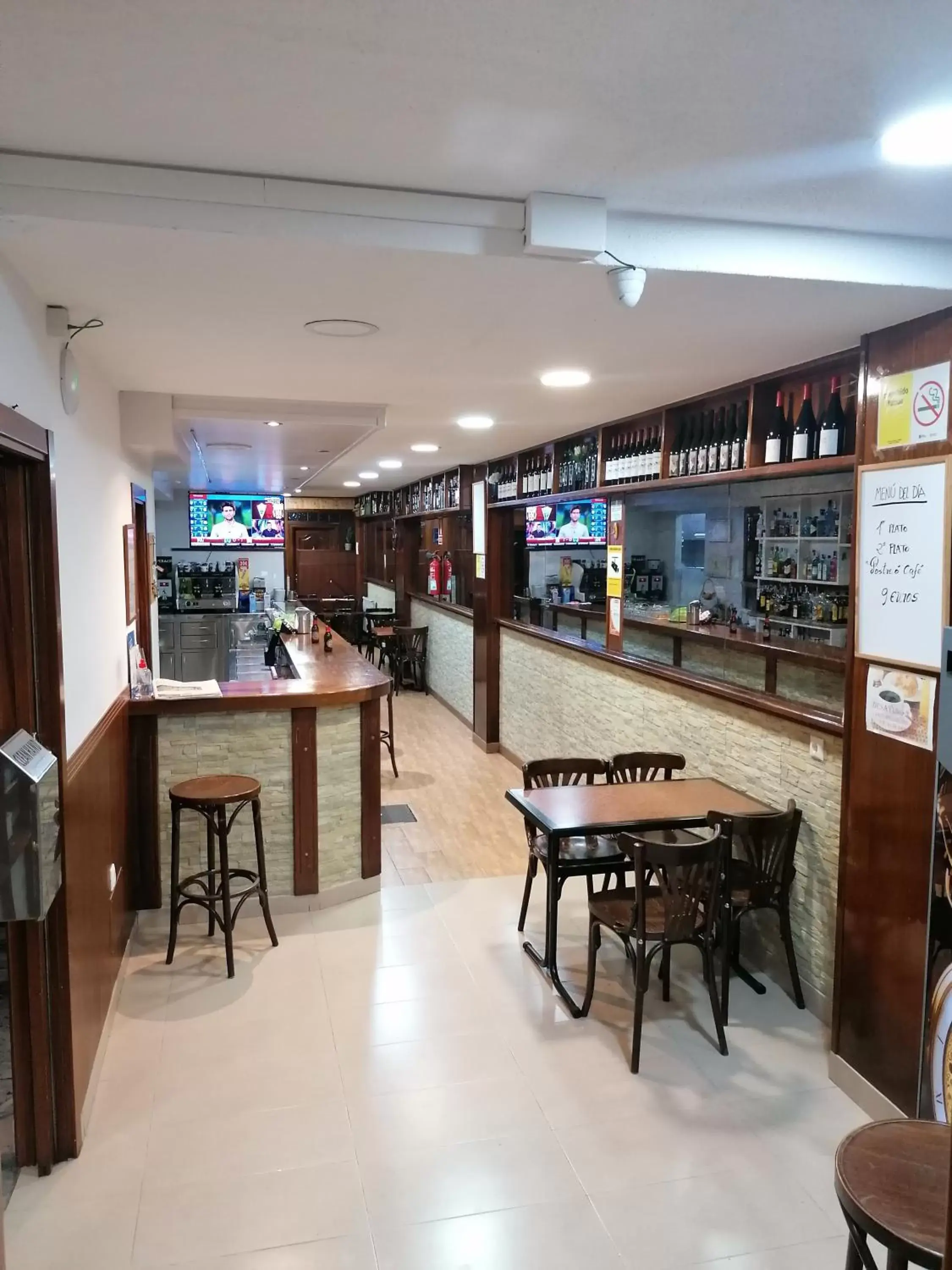 Restaurant/Places to Eat in Hostal Adelia