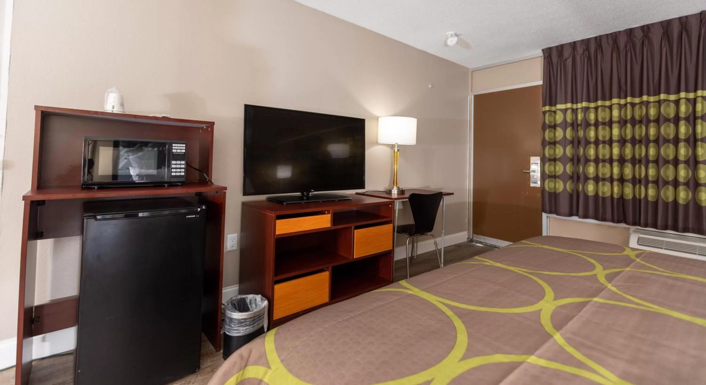 TV and multimedia, Bed in Super 8 by Wyndham Goldsboro