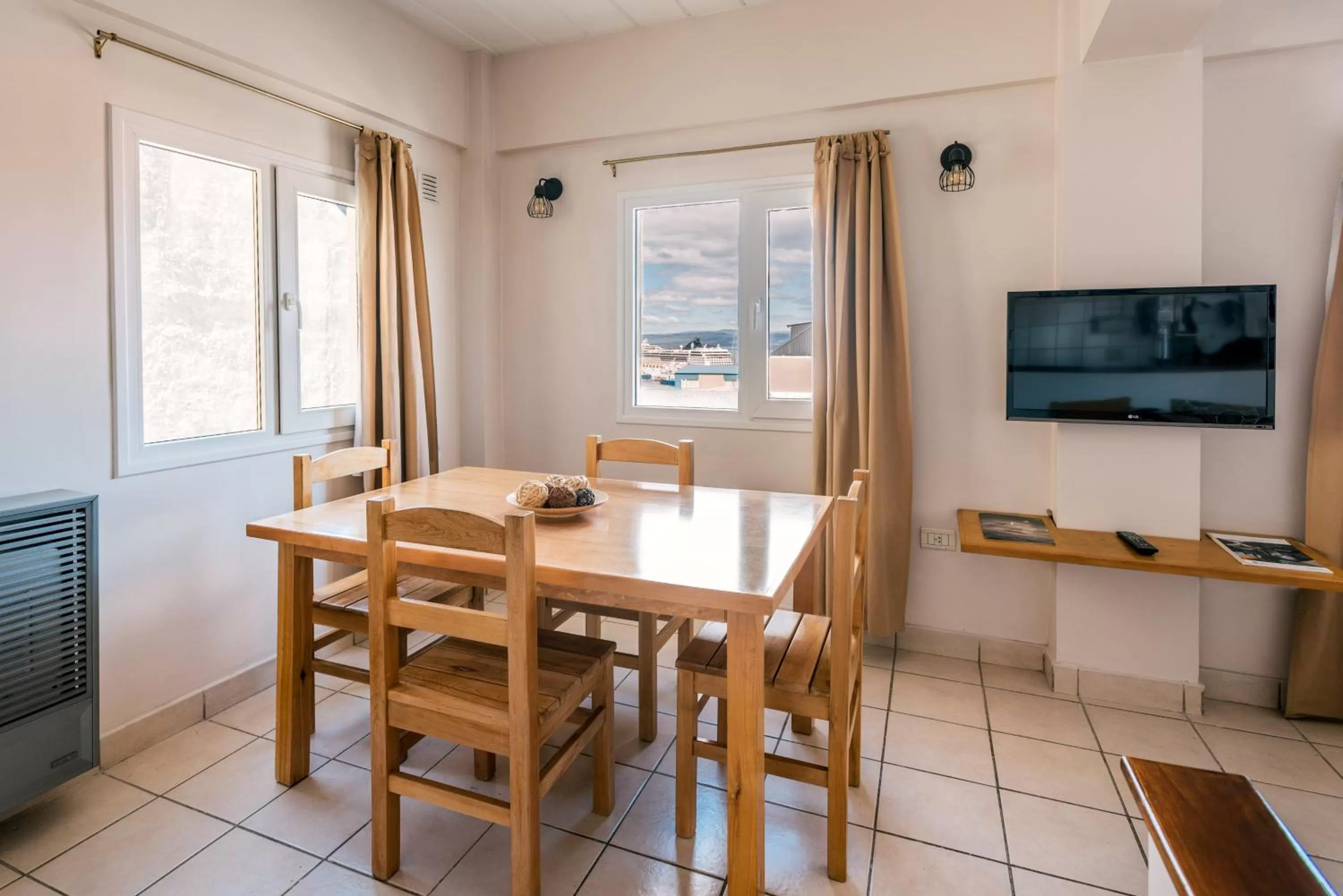 TV and multimedia, Dining Area in Riviera Fueguina Apartments