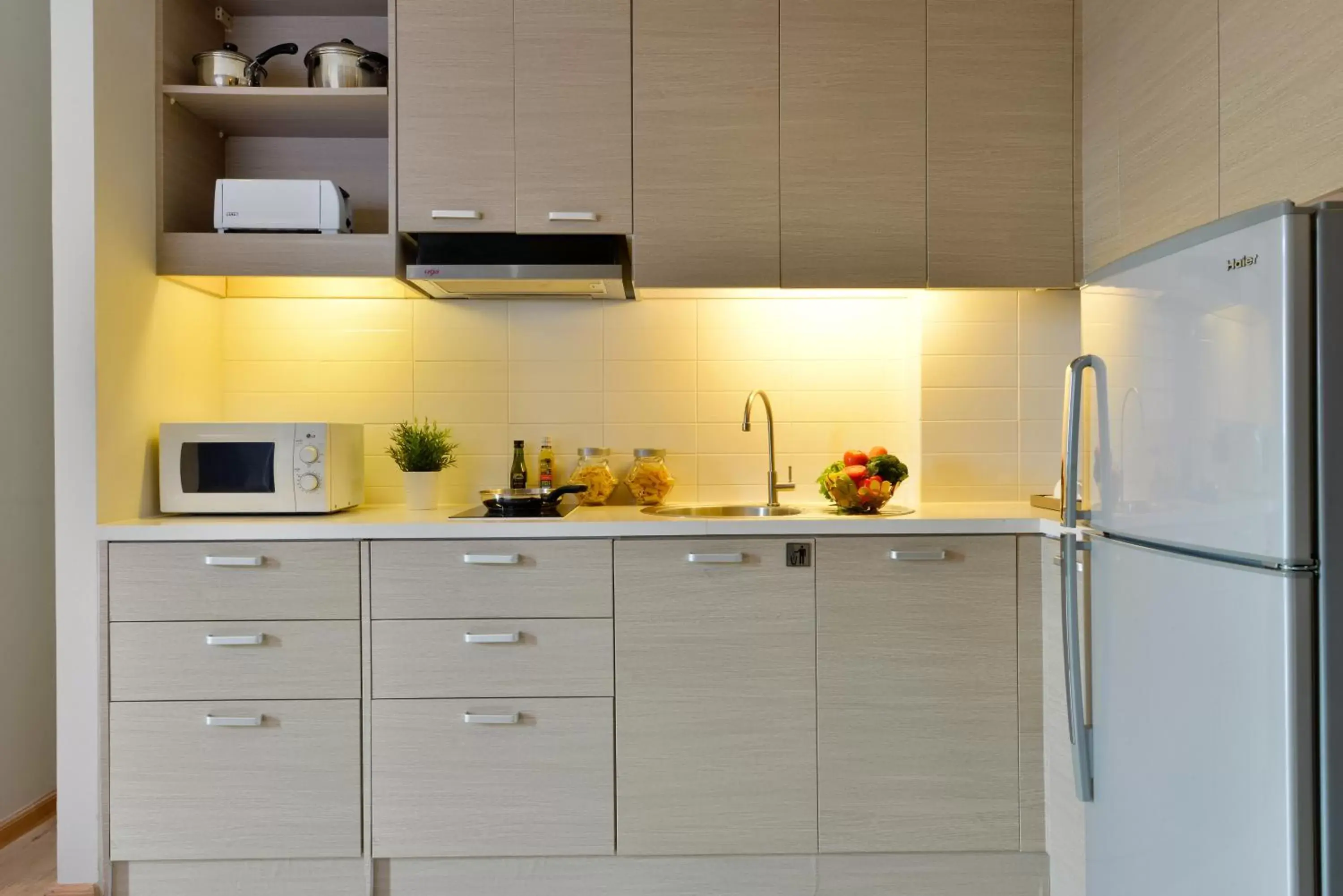 Kitchen/Kitchenette in Altera Hotel and Residence by At Mind