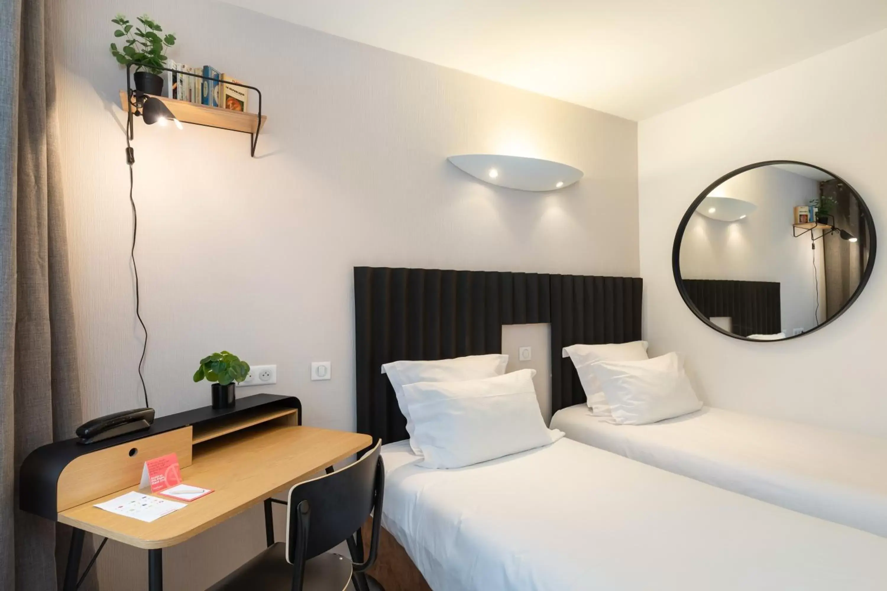 Bedroom, Bed in Hôtel Chromatics & Restaurant Hill Club