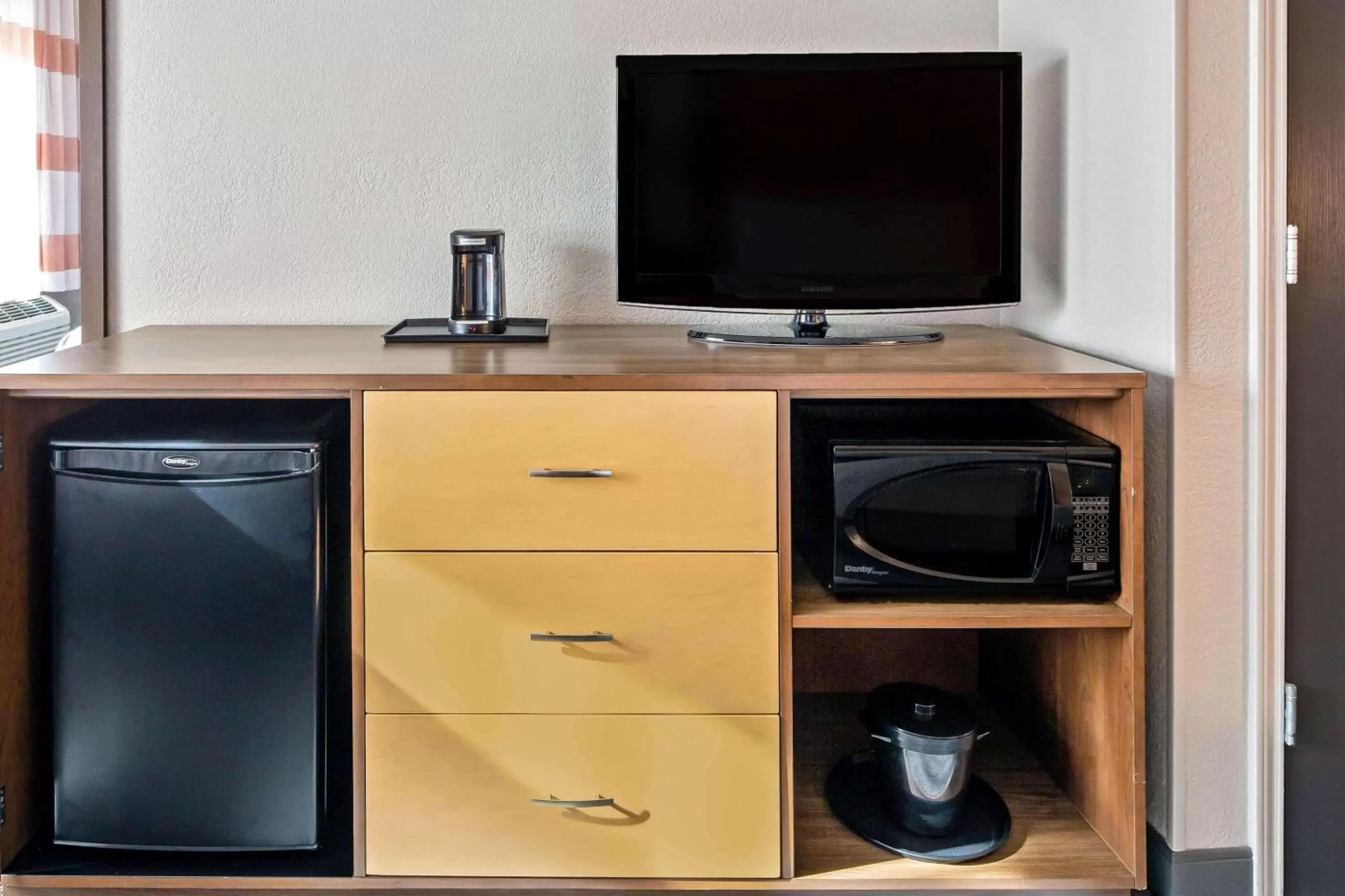 Photo of the whole room, TV/Entertainment Center in La Quinta by Wyndham San Francisco Airport North