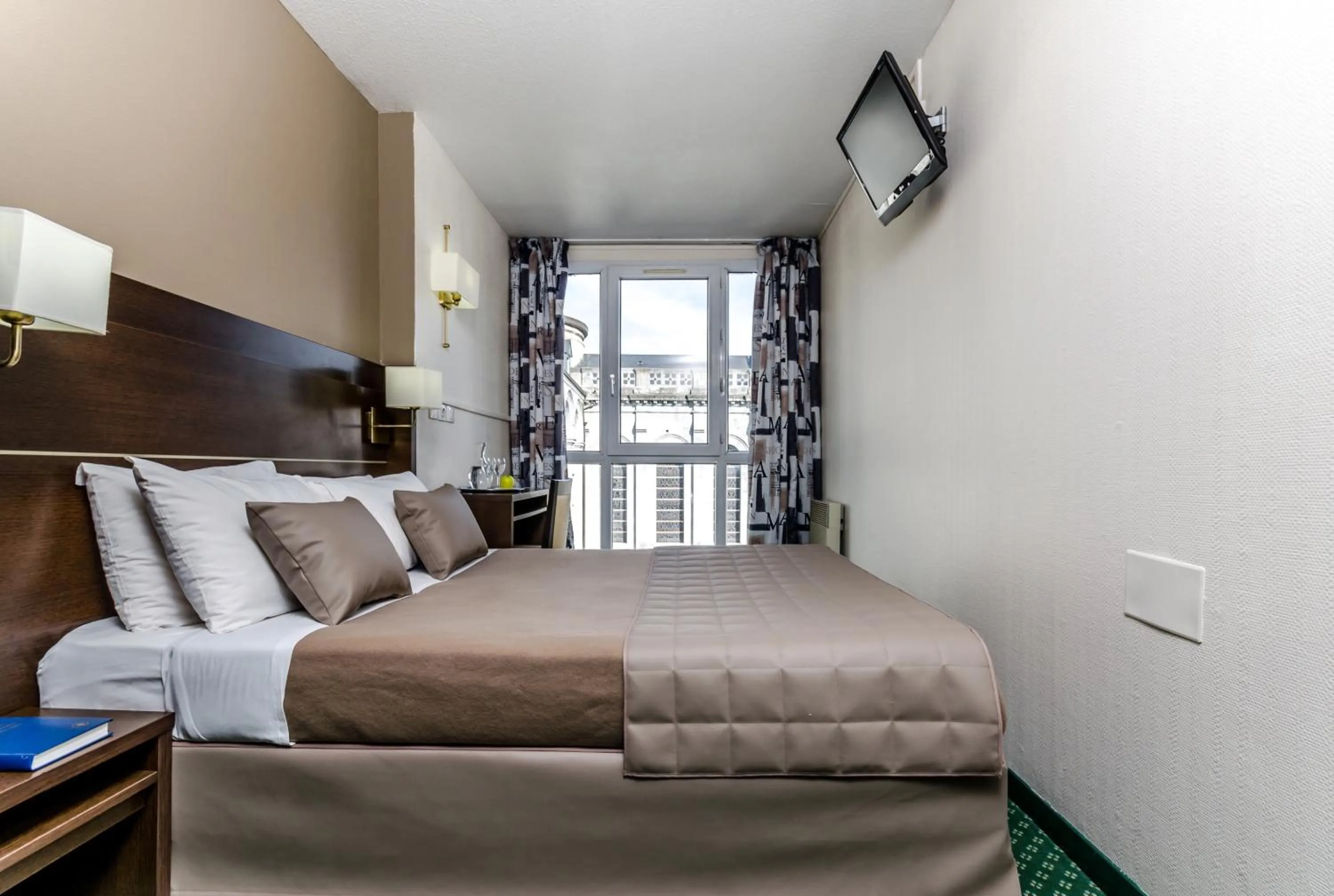 Bedroom in Hôtel Croix des Bretons - Lourdes Pyrénées