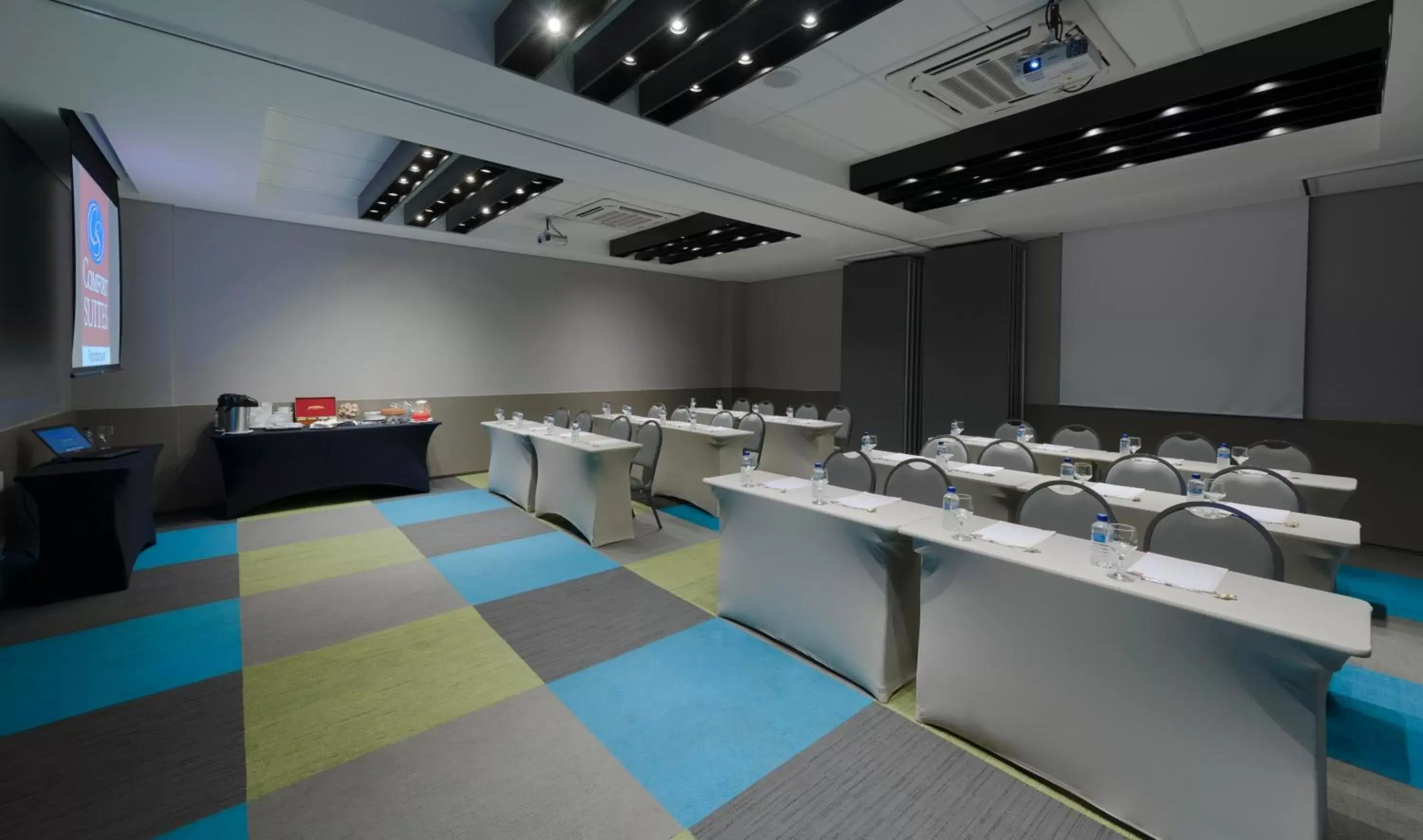 Meeting/conference room, Business Area/Conference Room in Comfort Suites Flamboyant Goiânia